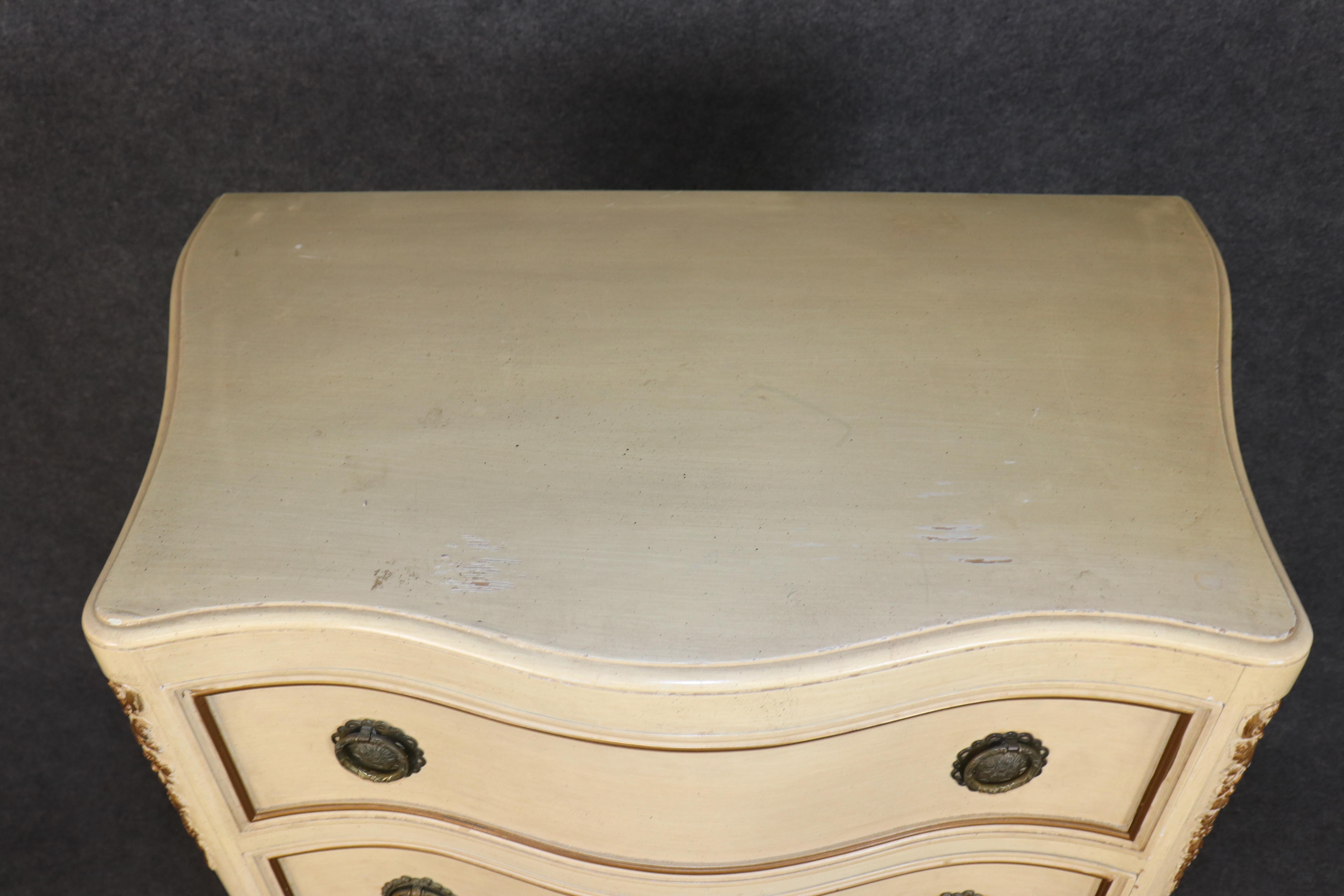 Cómoda alta estilo Luis XVI francesa decorada con pintura envejecida Latón en venta