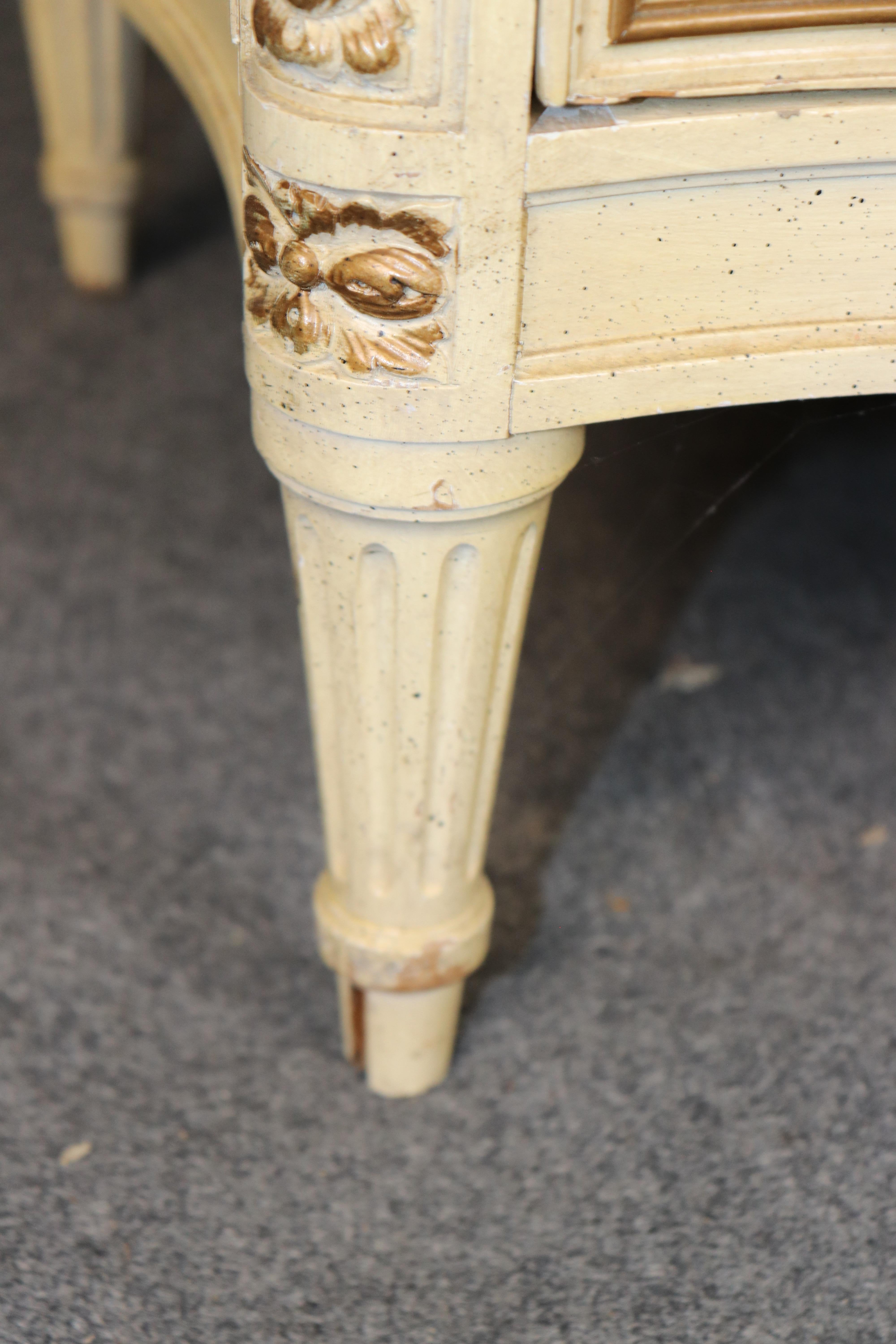 Cómoda alta estilo Luis XVI francesa decorada con pintura envejecida en venta 1