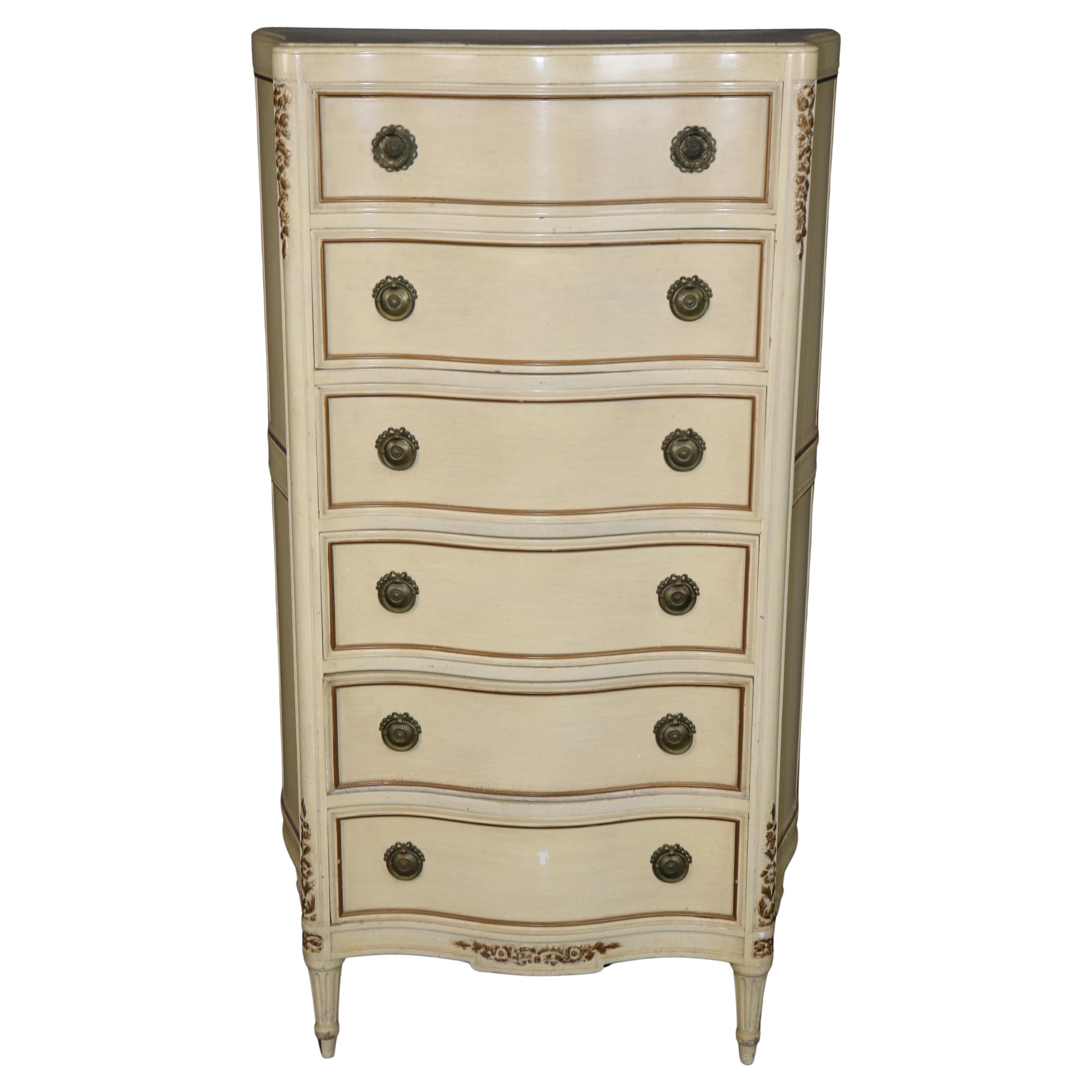 Cómoda alta estilo Luis XVI francesa decorada con pintura envejecida en venta
