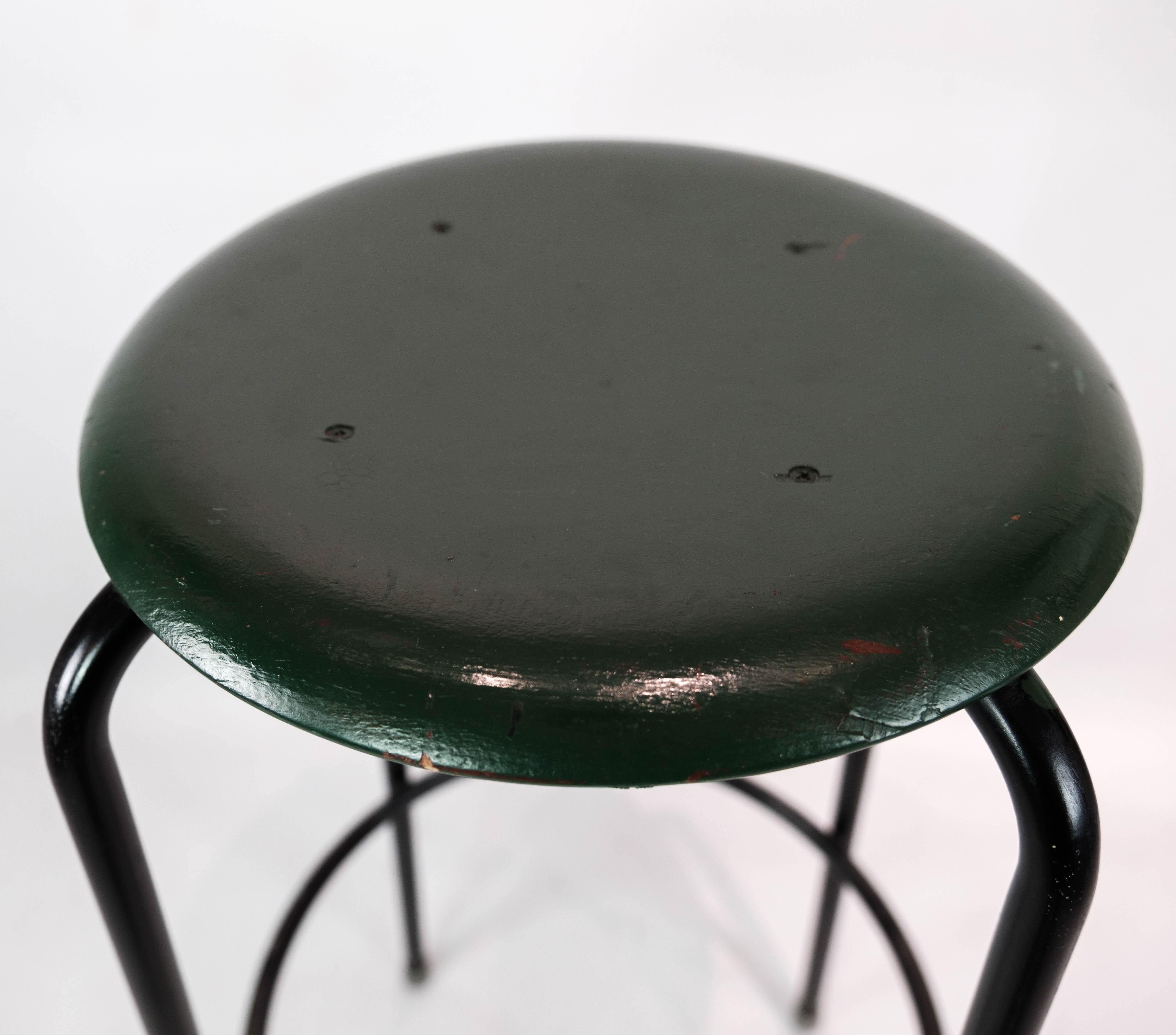 Tall dot stool in dark green designed by Arne Jacobsen and manufactured by Fritz Hansen in the 1950s. The stool is in great vintage condition.


 