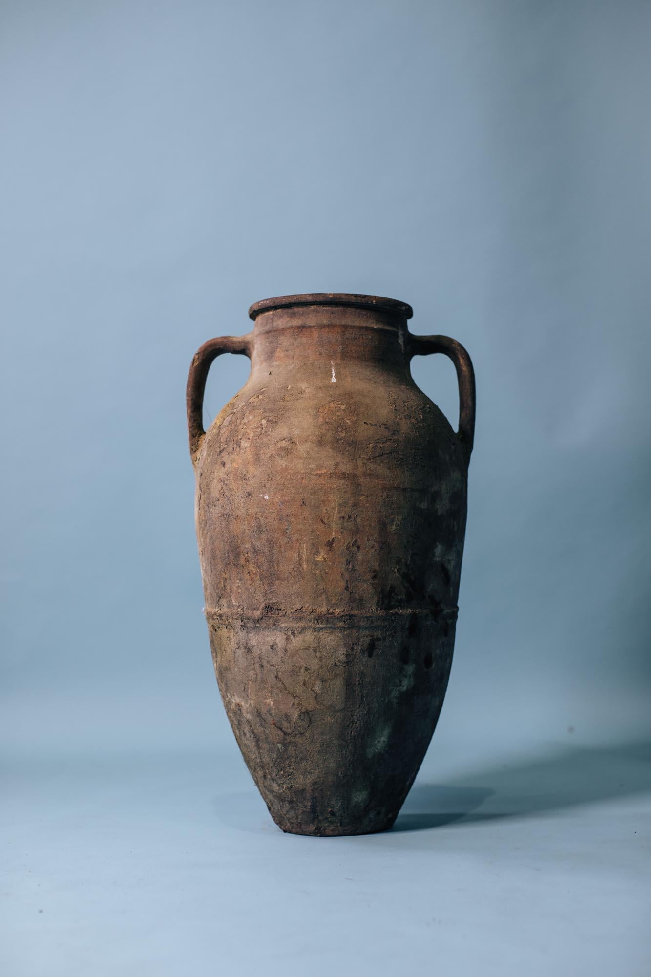 Primitivo Vaso alto a doppio manico in terracotta, inizio XX secolo, Ves mediterraneo in vendita