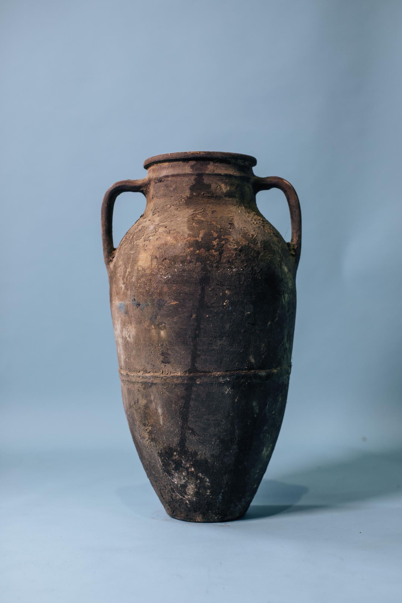 Turco Vaso alto a doppio manico in terracotta, inizio XX secolo, Ves mediterraneo in vendita