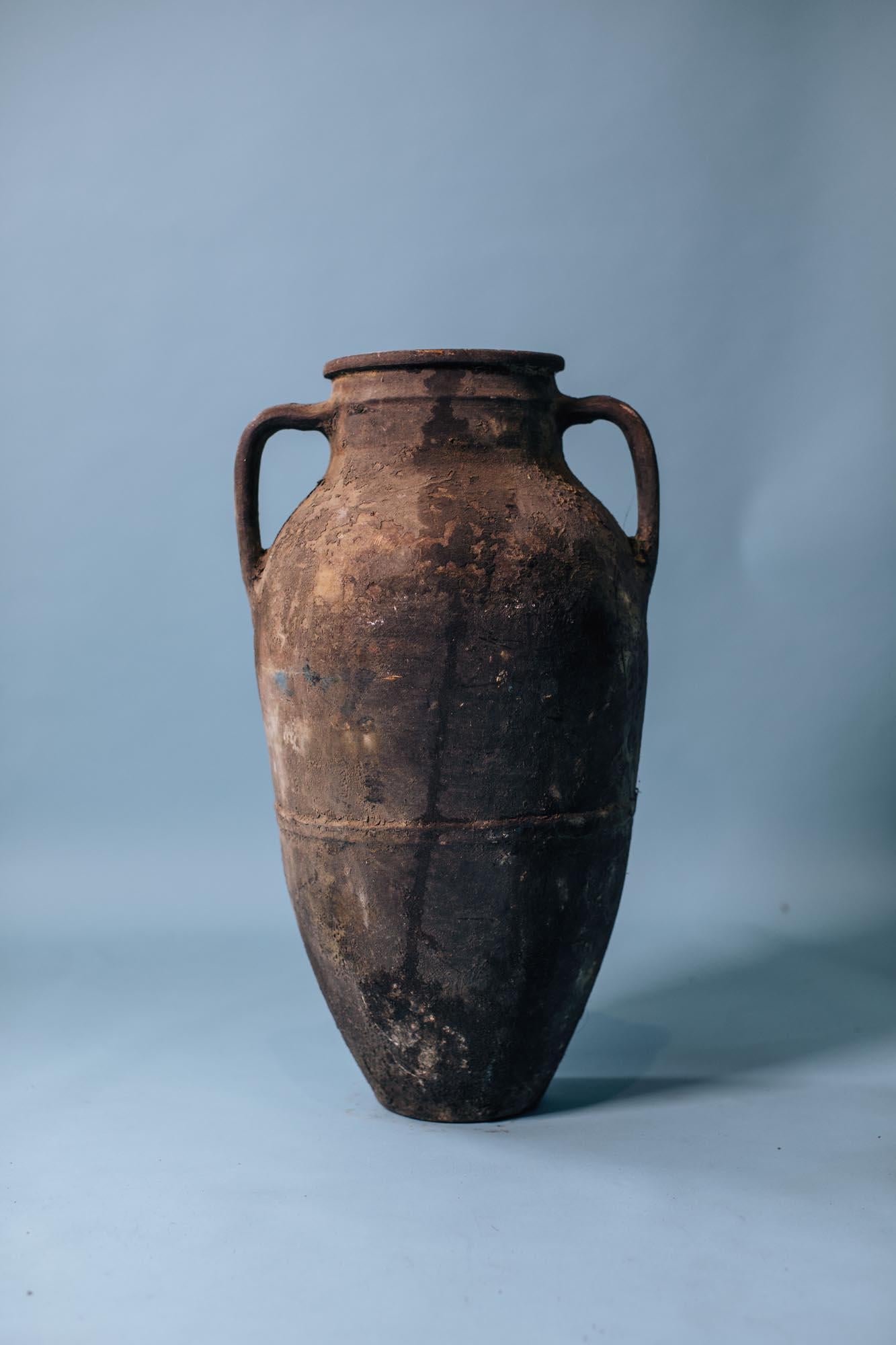 Intagliato a mano Vaso alto a doppio manico in terracotta, inizio XX secolo, Ves mediterraneo in vendita