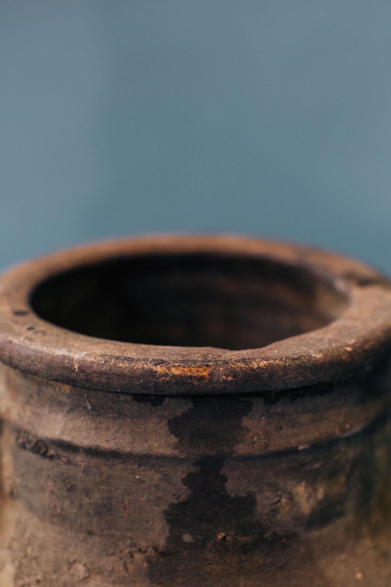 Metà XX secolo Vaso alto a doppio manico in terracotta, inizio XX secolo, Ves mediterraneo in vendita