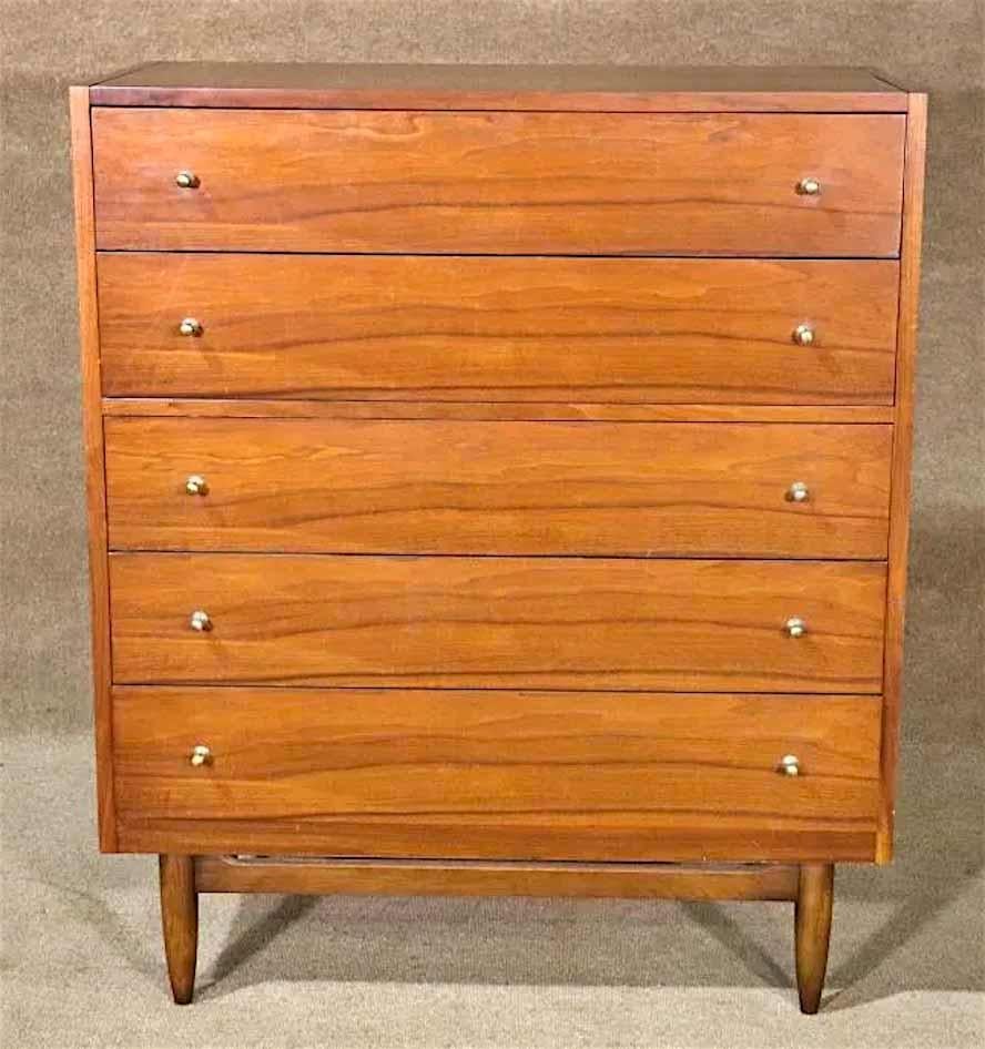 Mid-century modern chest of drawers with metal pulls, in the style of Paul McCobb.
Please confirm location.