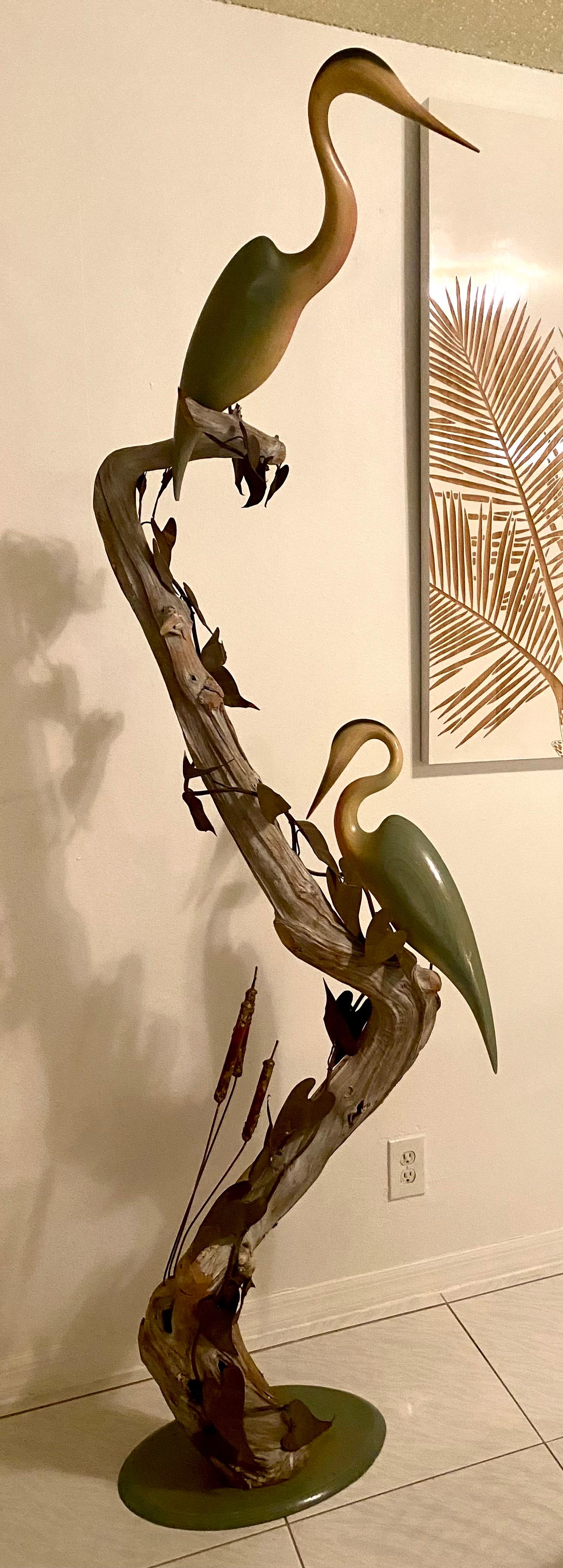 Bois flotté Grande sculpture autoportante en bois flotté avec des feuilles de métal et des oiseaux en bois sculpté en vente