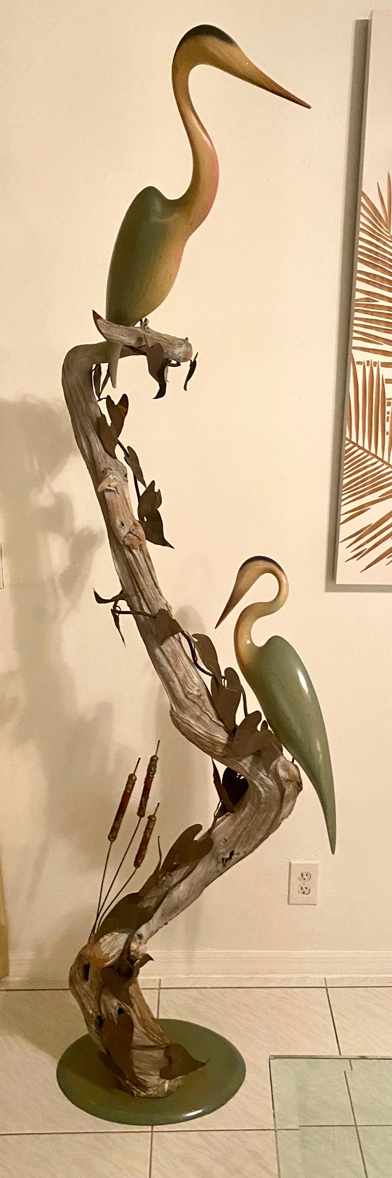 Grande sculpture autoportante en bois flotté avec des feuilles de métal et des oiseaux en bois sculpté en vente 1