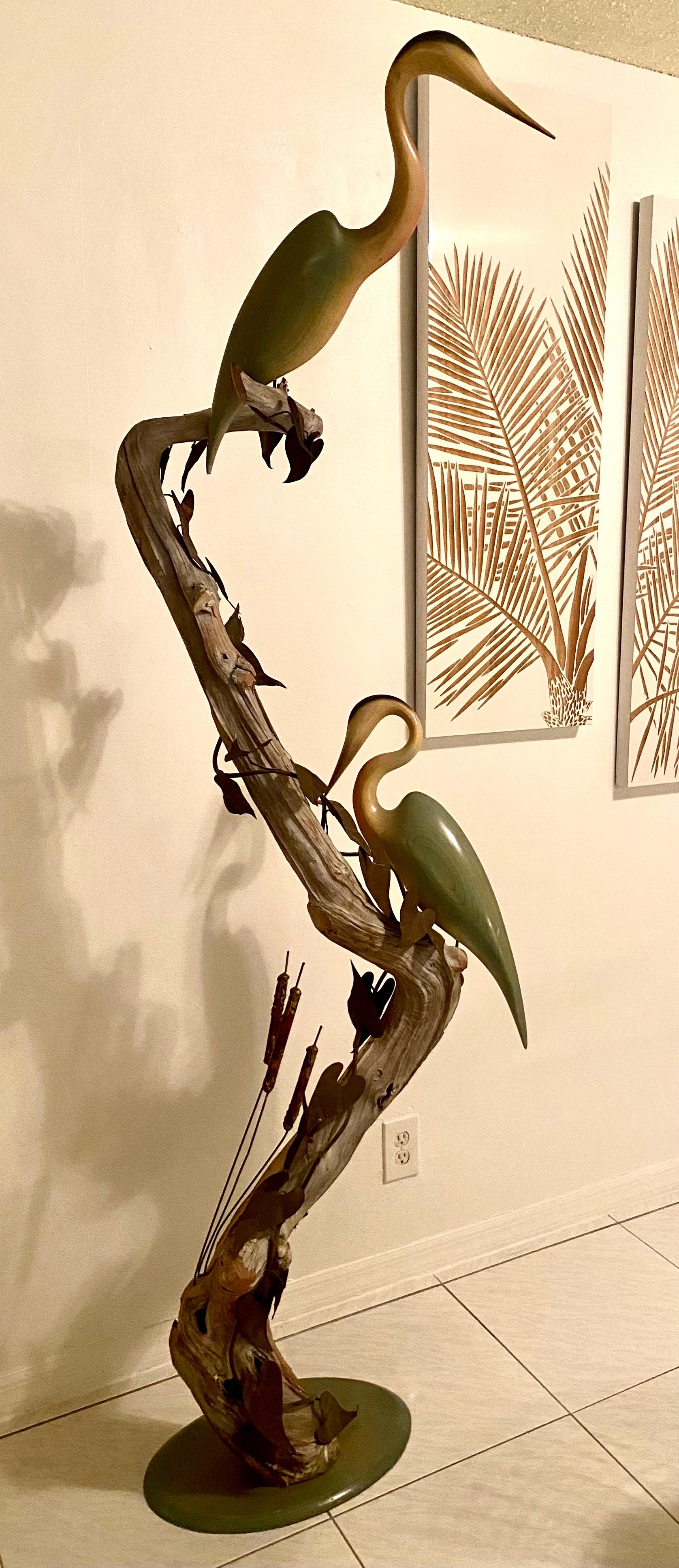 Grande sculpture autoportante en bois flotté avec des feuilles de métal et des oiseaux en bois sculpté en vente 3