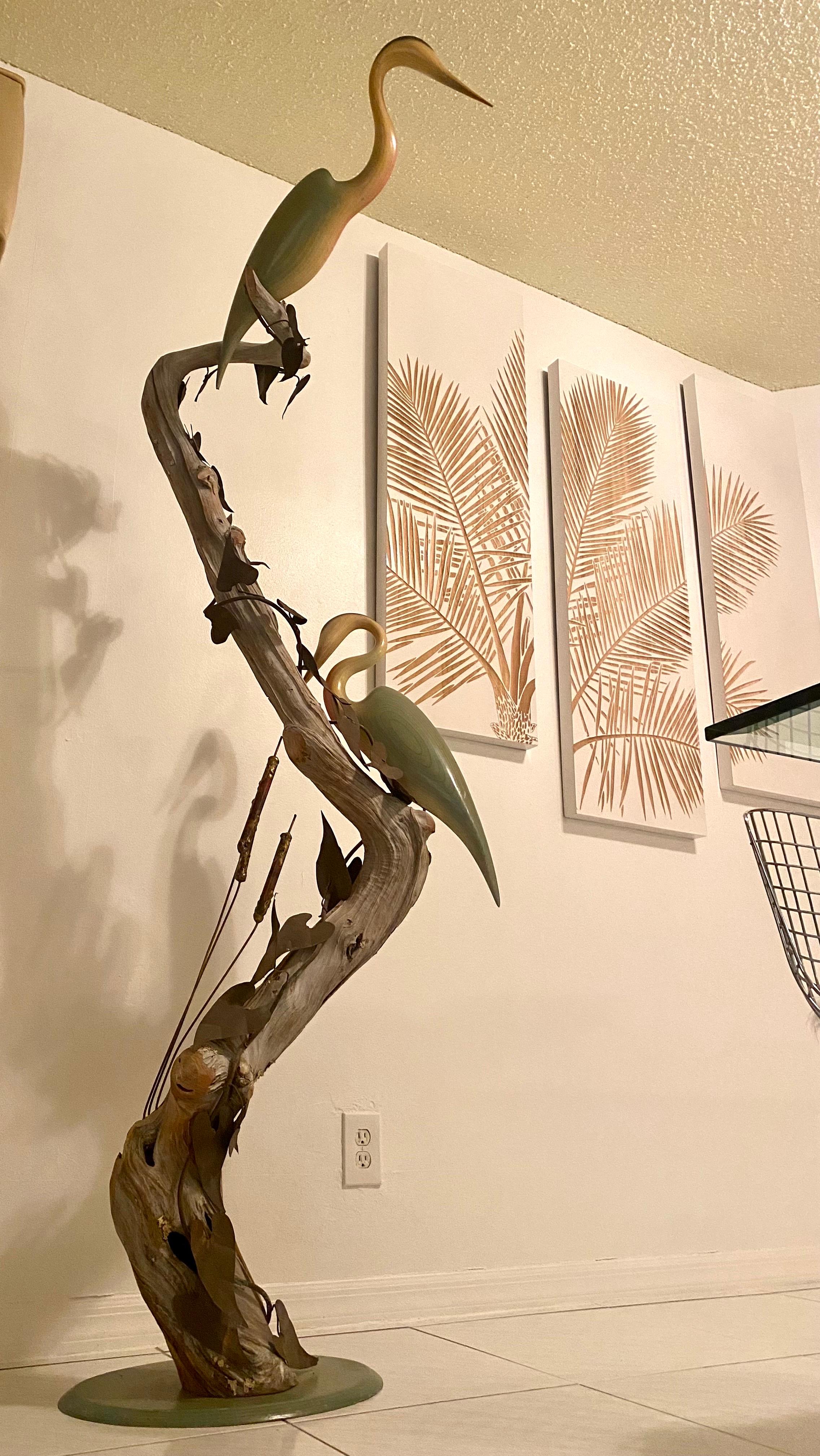 Grande sculpture autoportante en bois flotté avec des feuilles de métal et des oiseaux en bois sculpté en vente 4