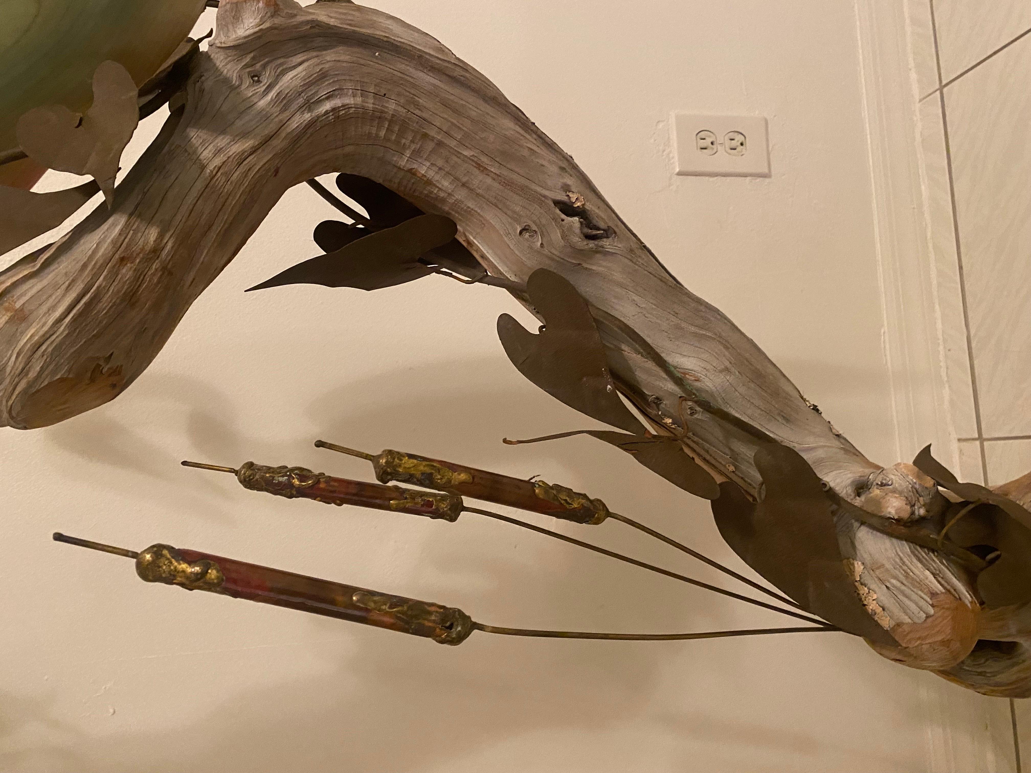 Grande sculpture autoportante en bois flotté avec des feuilles de métal et des oiseaux en bois sculpté en vente 5