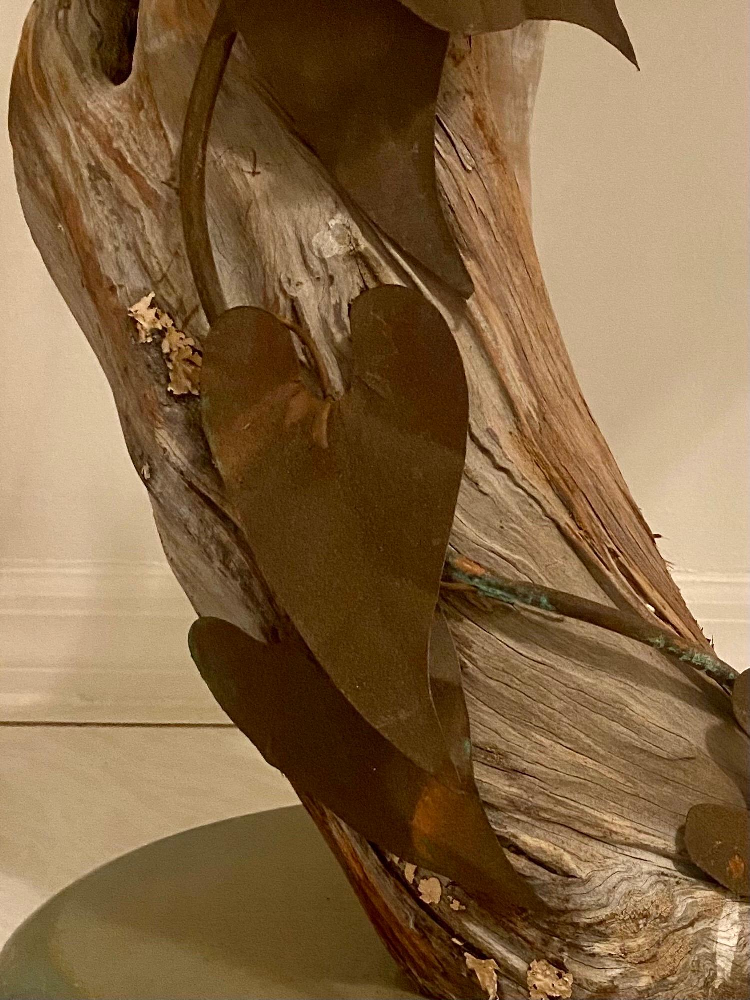 Grande sculpture autoportante en bois flotté avec des feuilles de métal et des oiseaux en bois sculpté en vente 8