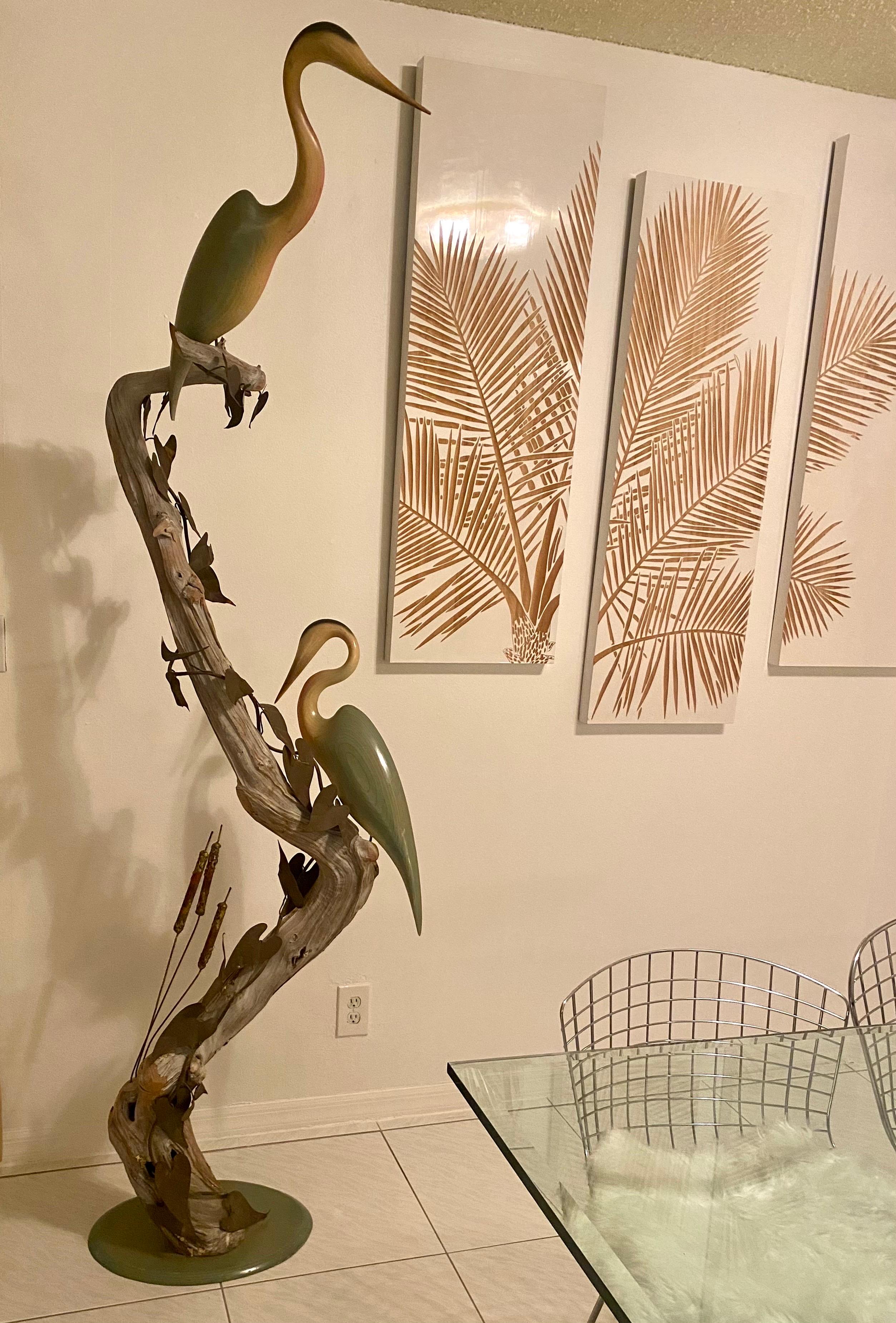 Grande sculpture autoportante en bois flotté avec des feuilles de métal et des oiseaux en bois sculpté en vente 9