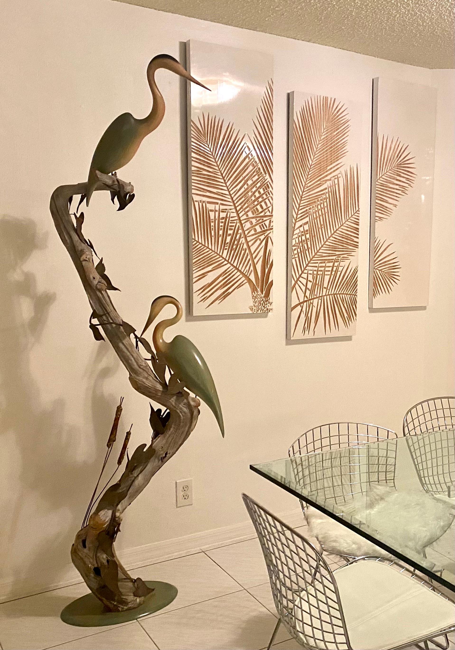 Américain Grande sculpture autoportante en bois flotté avec des feuilles de métal et des oiseaux en bois sculpté en vente