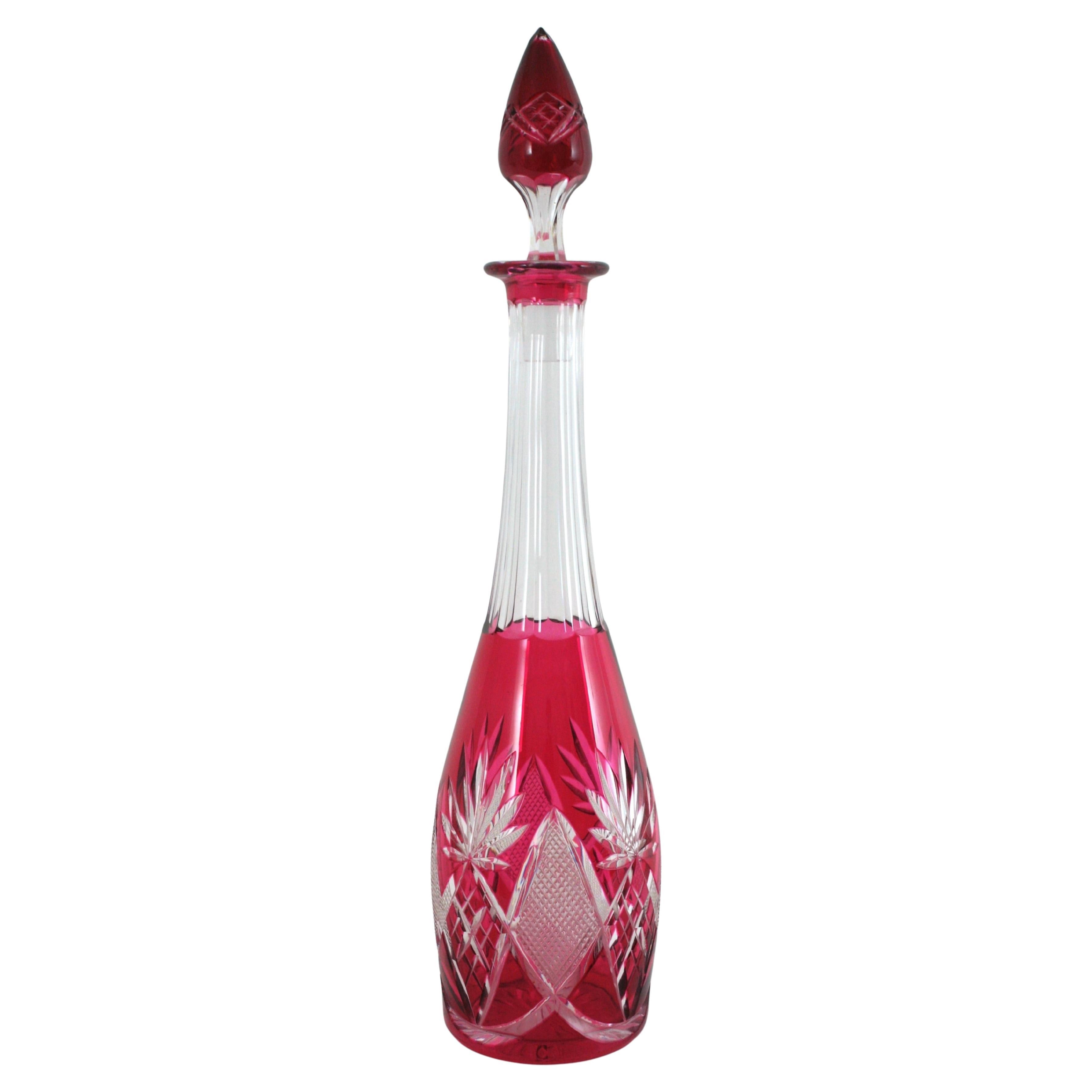 Decanter alto in cristallo rosa Art Deco con tappo. Spagna, anni '30
Colore stupendo.
Questo decanter alto a forma di goccia è finemente realizzato in cristallo con una superba lavorazione a rombi e motivi di fogliame intorno al collo e alla
