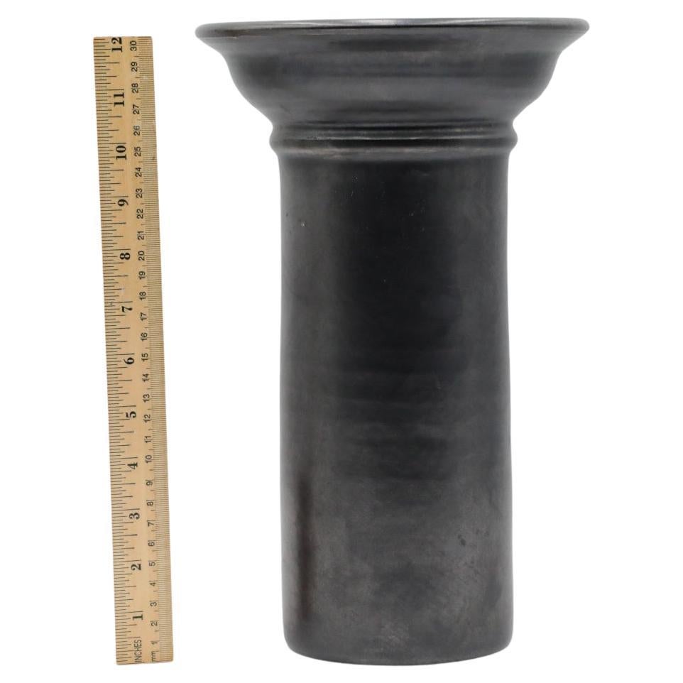 Vaso alto in ceramica smaltata nera metallizzata olandese con collo largo e labbro