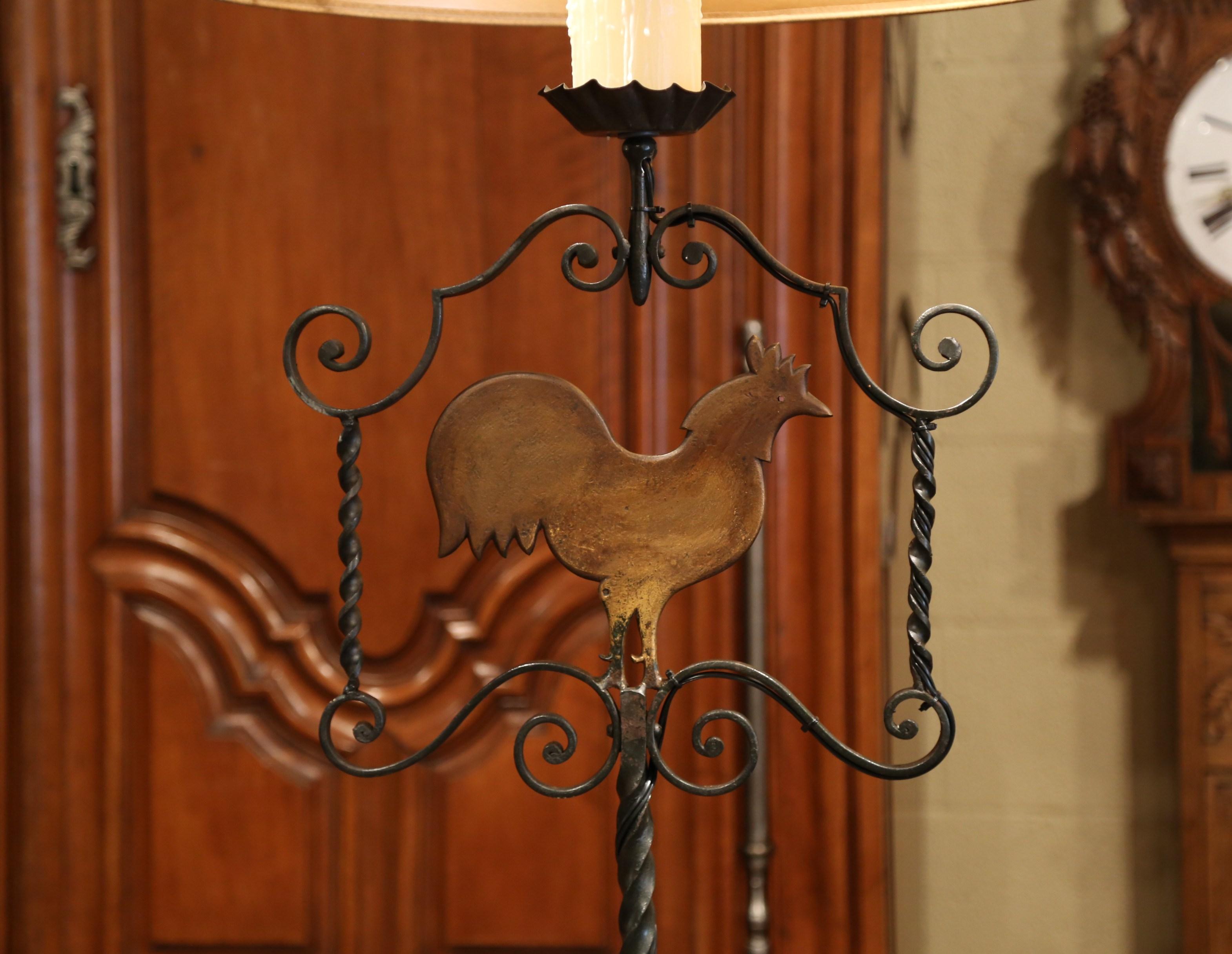 Französische Stehlampe aus geschmiedetem Eisen mit Hahn-Dekor aus dem frühen 20. Jahrhundert (Patiniert)
