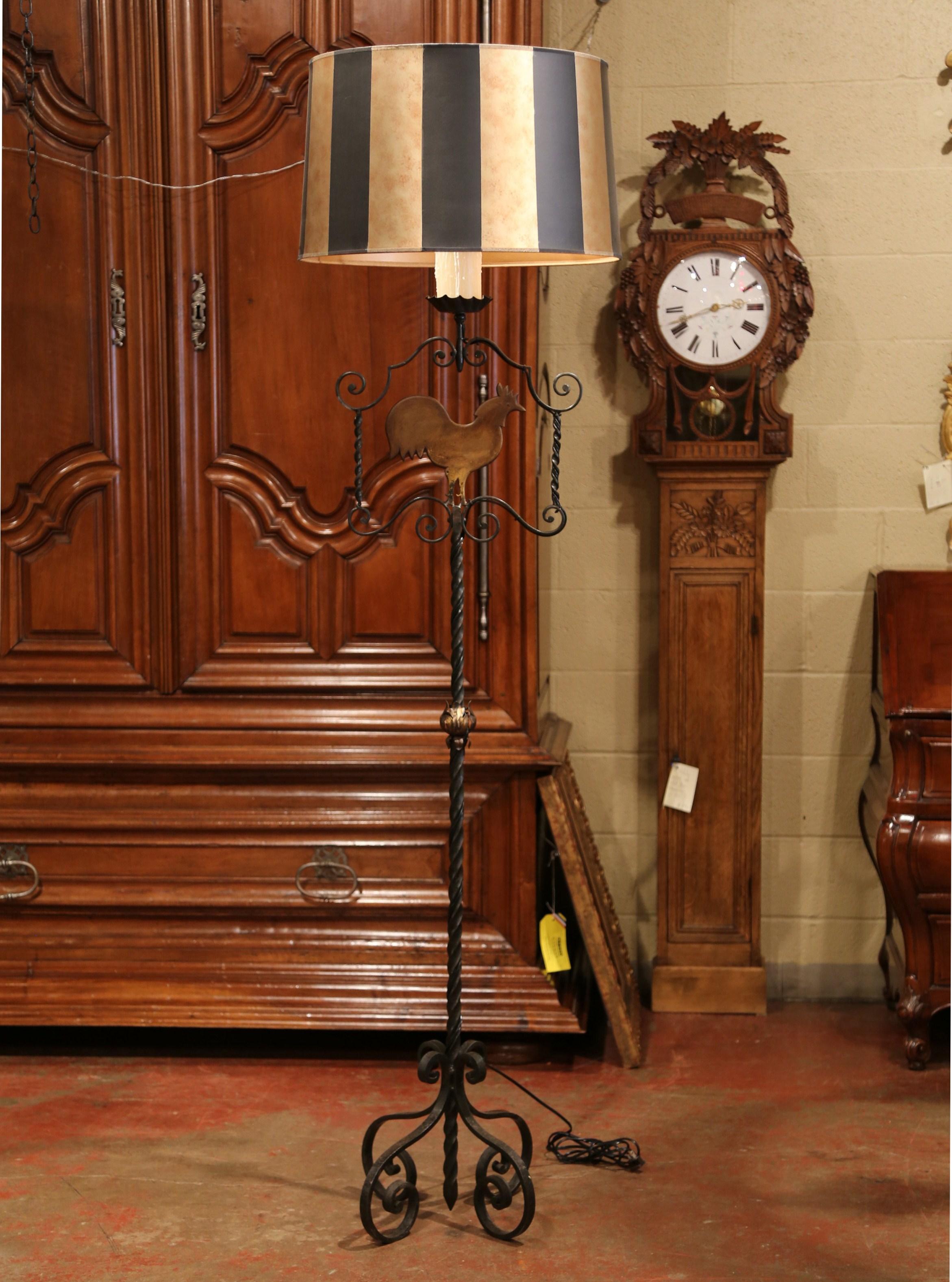 Early 20th Century French Forged Iron Floor Lamp with Rooster Decor In Excellent Condition For Sale In Dallas, TX