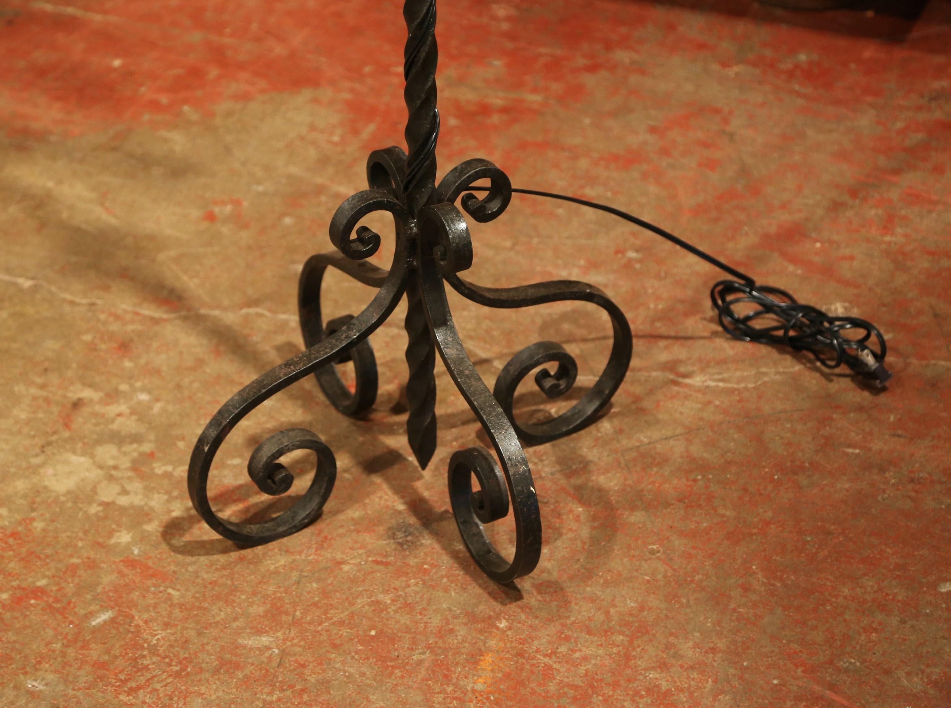 Early 20th Century French Forged Iron Floor Lamp with Rooster Decor For Sale 2