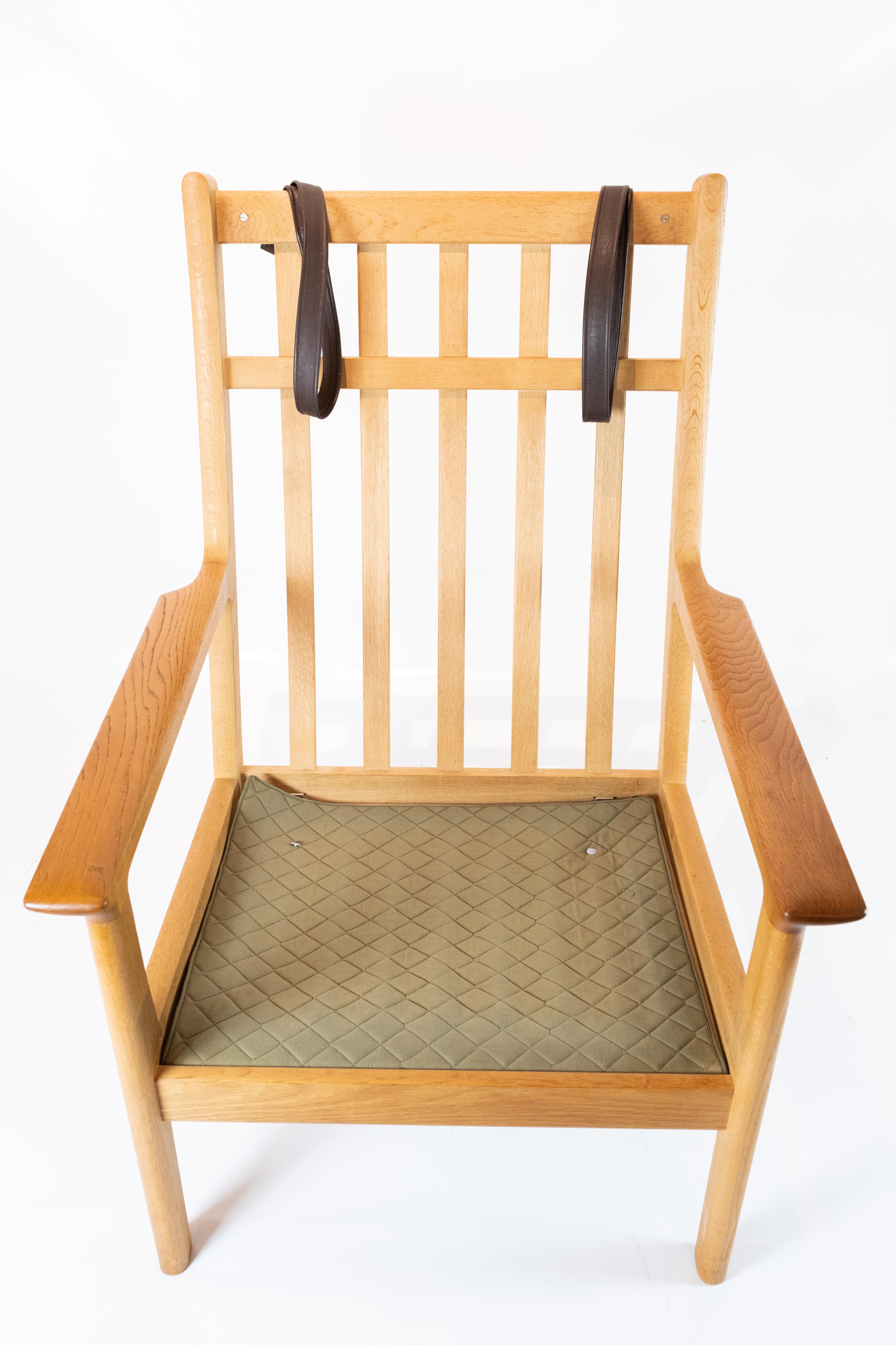 Danois Chaise longue en chêne et tissu de laine rouge de Hans J. Wegner et GETAMA en vente