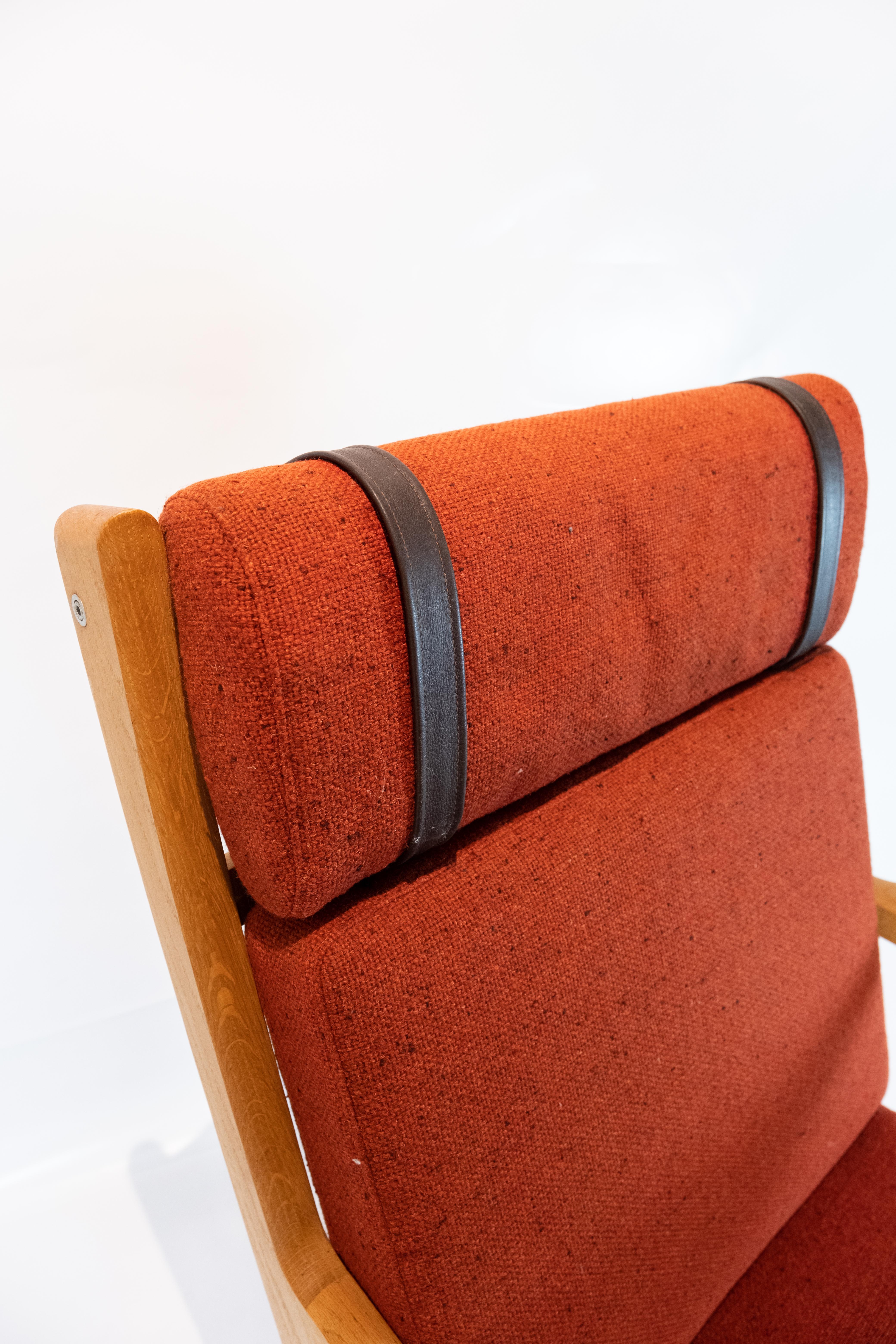 Laine Chaise longue en chêne et tissu de laine rouge de Hans J. Wegner et GETAMA en vente
