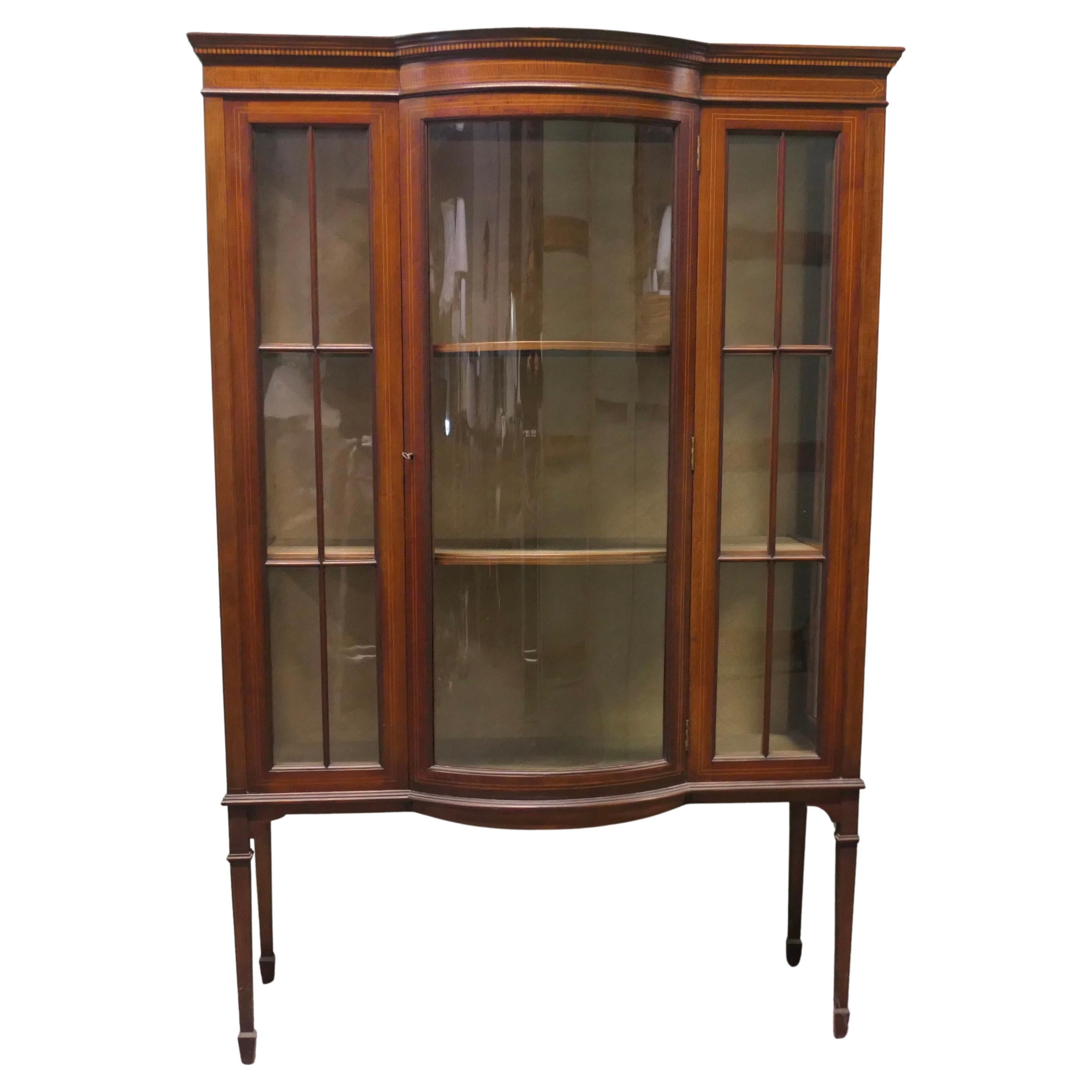 Grande vitrine édouardienne vitrée à façade en arc Il s
agit d
une pièce très attrayante.