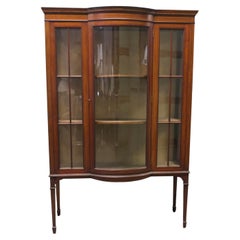 Tall Edwardian Bow Front verglaste Vitrine Dies ist ein sehr attraktives Stück