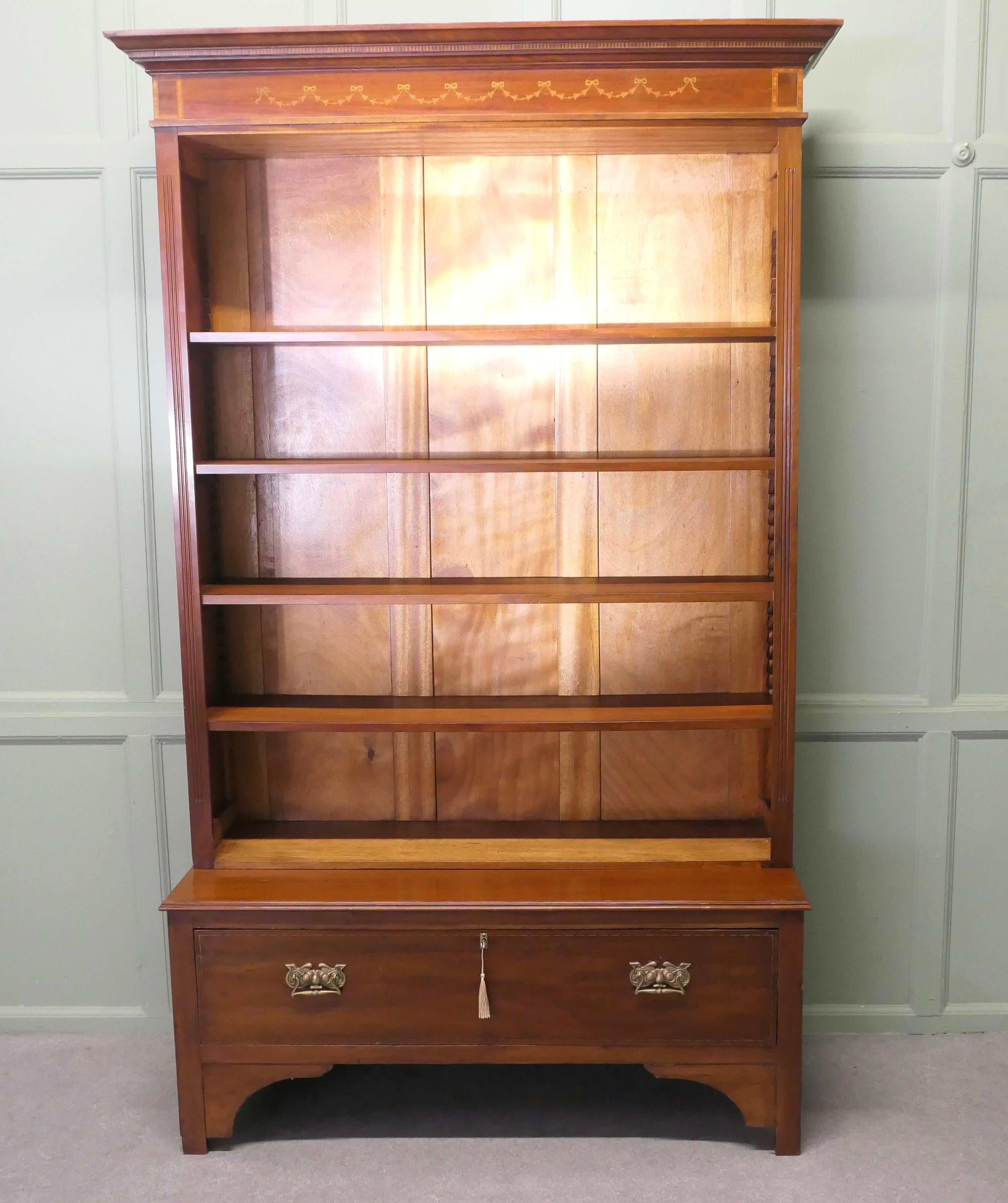 Edoardiano Tall Edwardian Walnut Bookcase in vendita