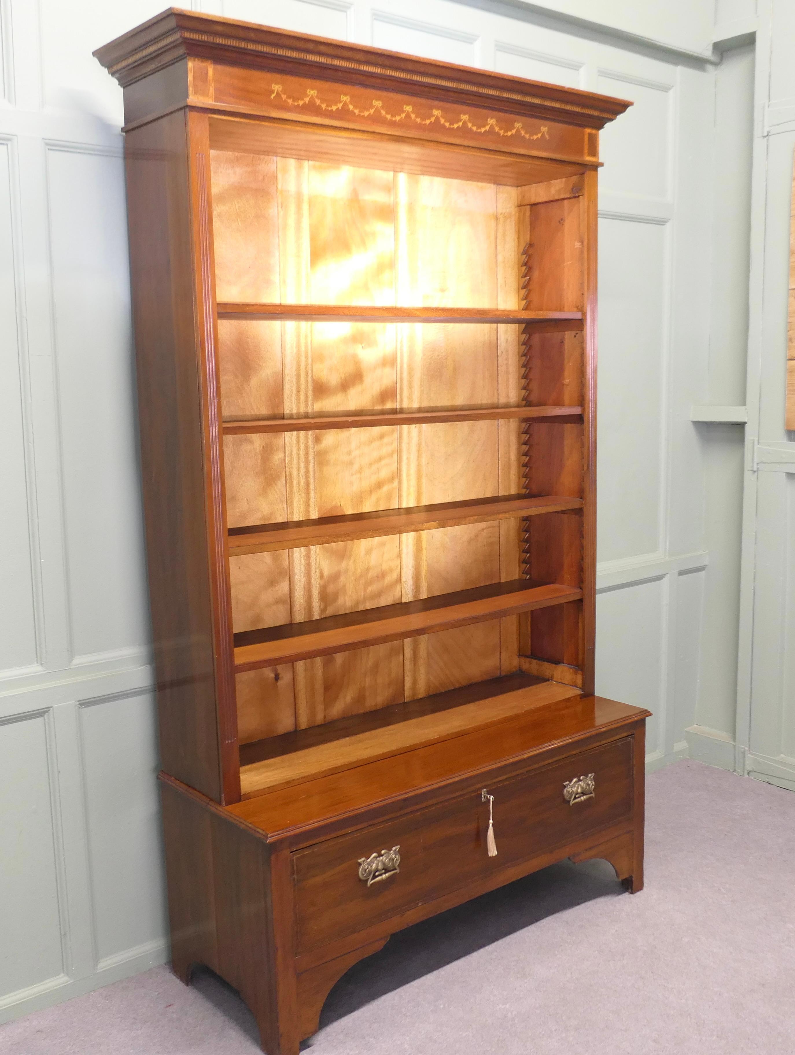 Tall Edwardian Walnut Bookcase In condizioni buone in vendita a Godshill, Isle of Wight