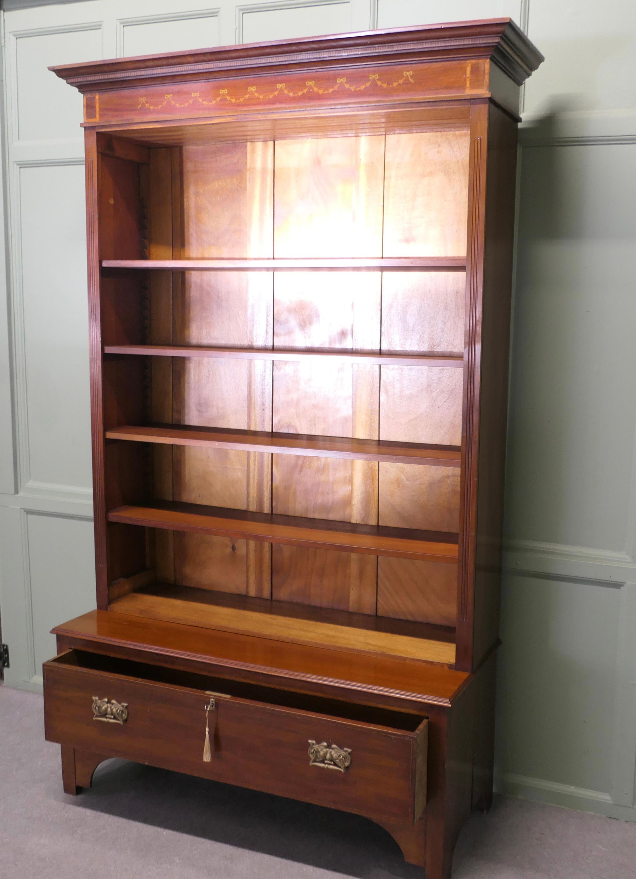 Inizio XX secolo Tall Edwardian Walnut Bookcase in vendita