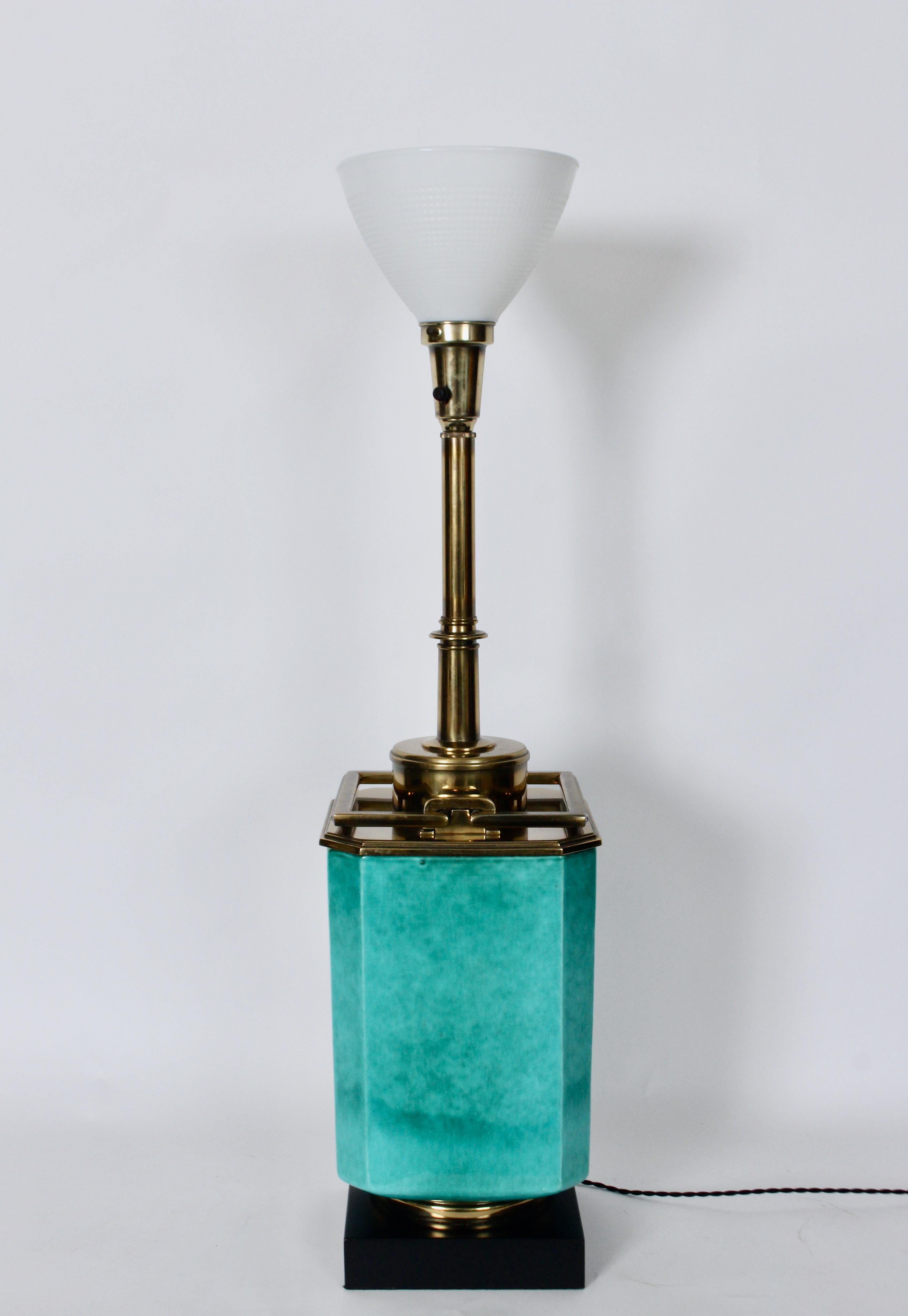 Edwin Cole für Stiffel Tischlampe aus Aqua-Keramik und Messing mit Glasschirm (20. Jahrhundert) im Angebot