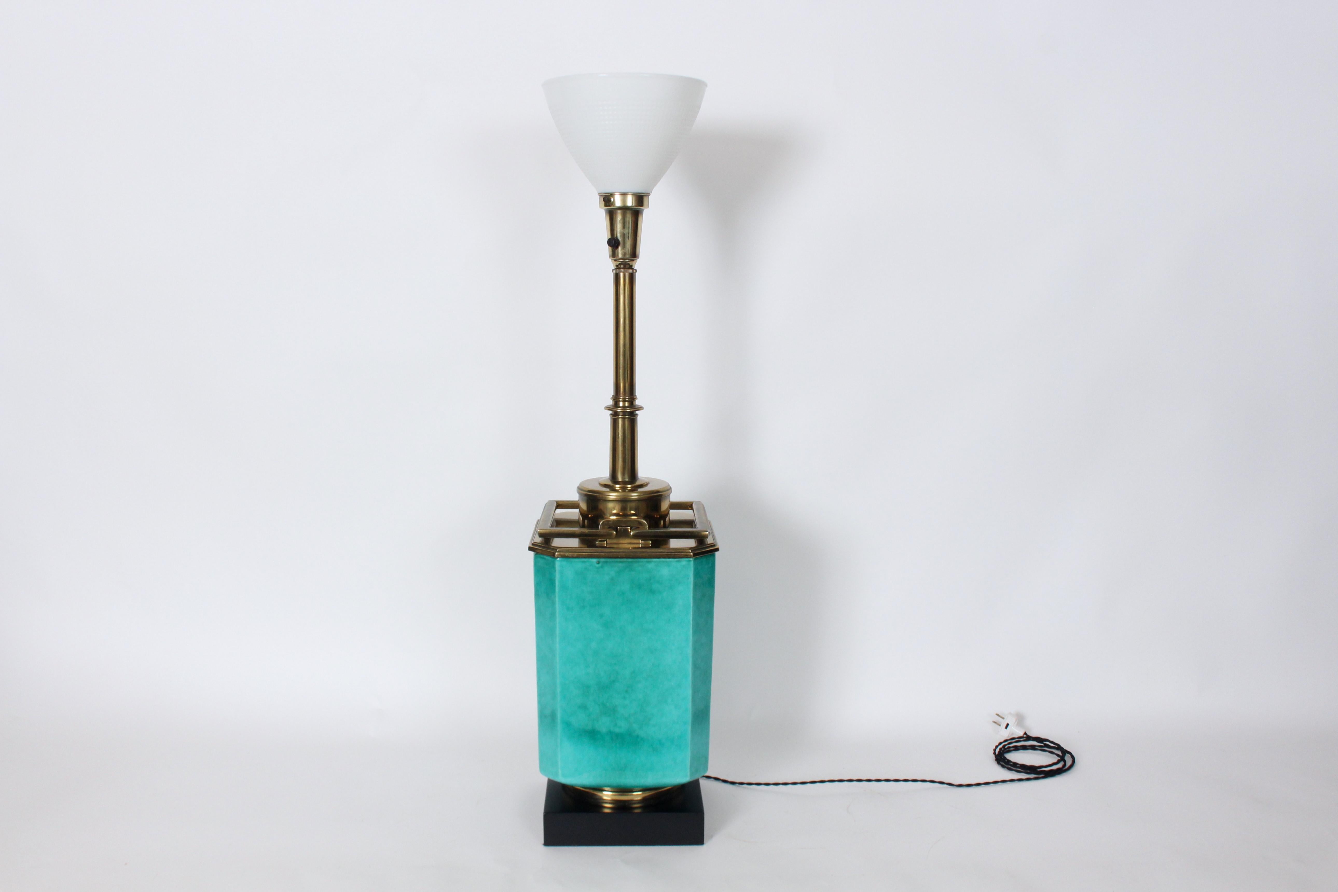 Edwin Cole für Stiffel Tischlampe aus Aqua-Keramik und Messing mit Glasschirm (amerikanisch) im Angebot