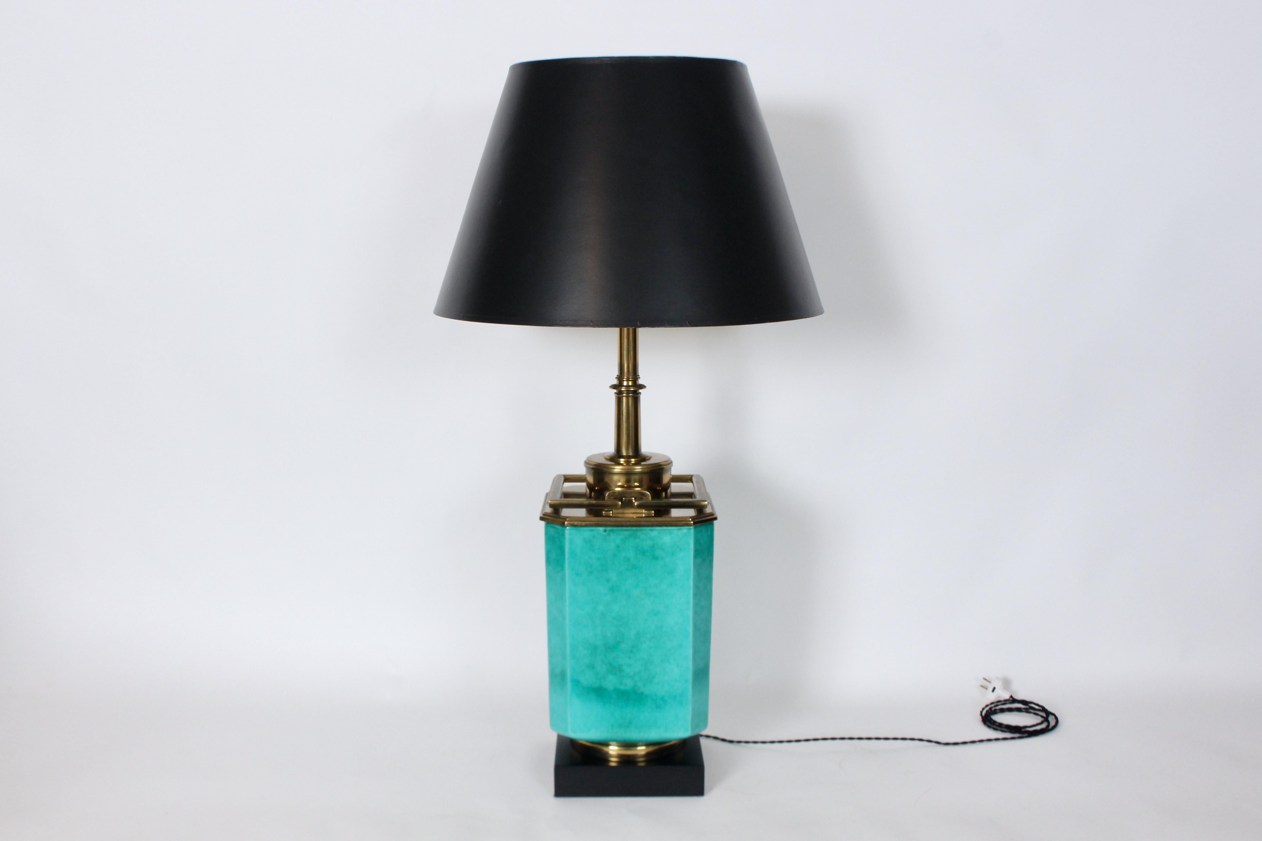 Edwin Cole für Stiffel Tischlampe aus Aqua-Keramik und glänzendem Messing, um 1950. Mit reflektierendem, blaugrün glasiertem Keramikkörper, massiven Messingbeschlägen, funktionierenden Messinggriffen, quadratischem, schwarz emailliertem Holzsockel