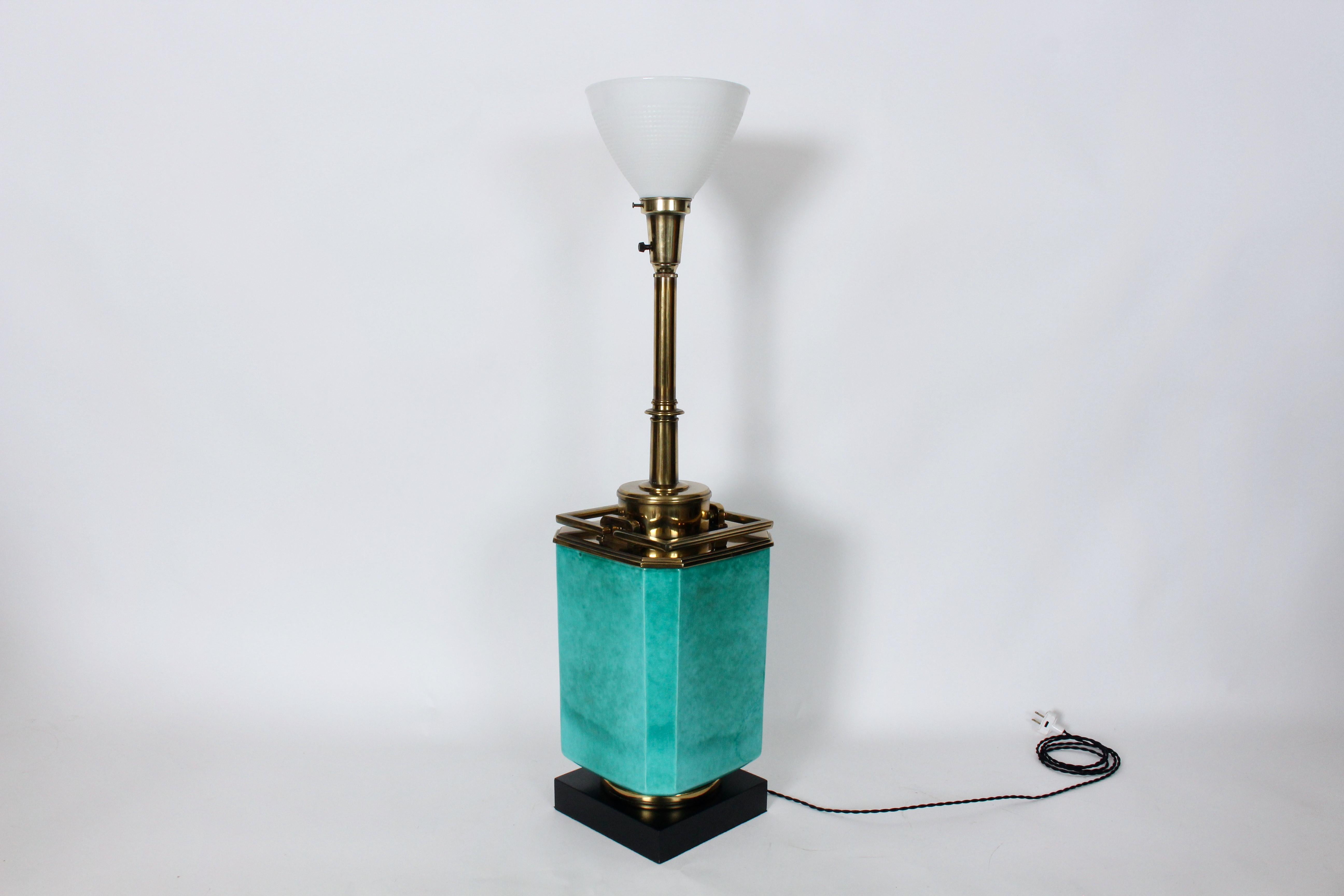 Edwin Cole für Stiffel Tischlampe aus Aqua-Keramik und Messing mit Glasschirm (Hollywood Regency) im Angebot