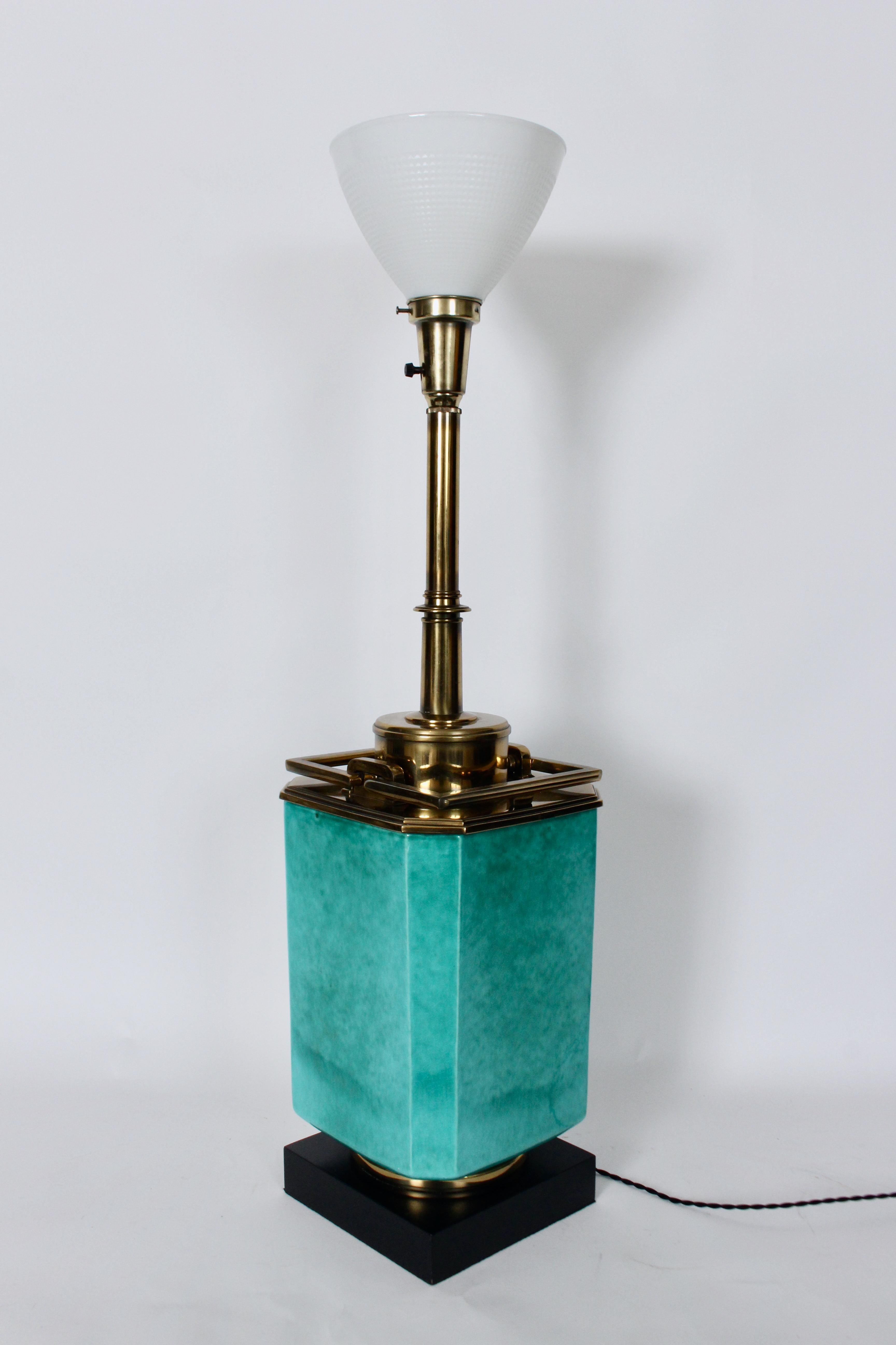 Edwin Cole für Stiffel Tischlampe aus Aqua-Keramik und Messing mit Glasschirm im Zustand „Gut“ im Angebot in Bainbridge, NY