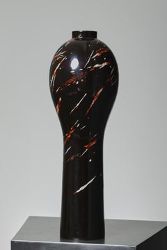 Jarrón alto de cáscara de huevo y penacho de marquetería de abulón en laca caqui (Kakishibu)