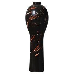 Jarrón alto de cáscara de huevo y penacho de marquetería de abulón en laca caqui (Kakishibu)