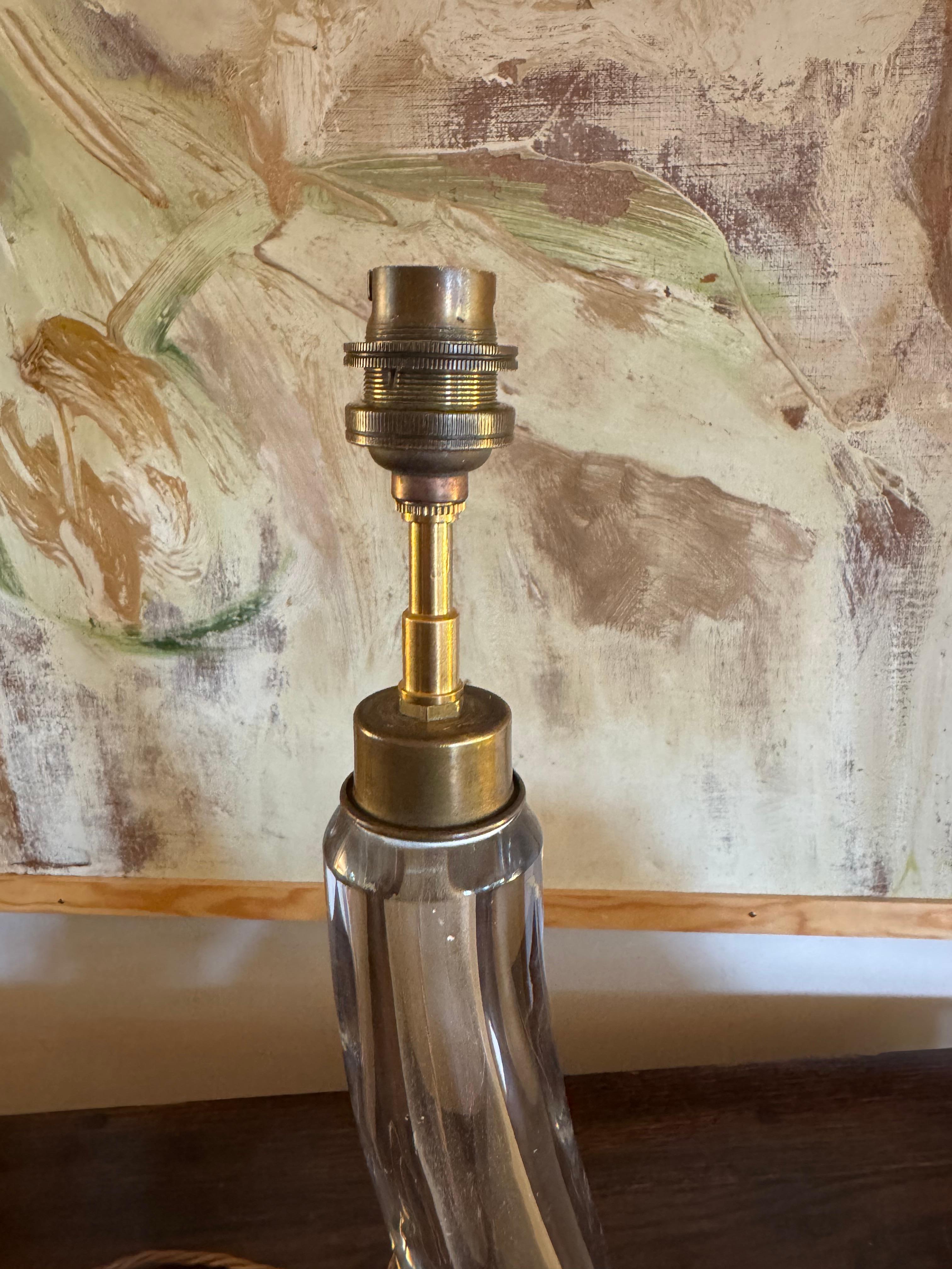 Lámpara alta y elegante de cristal francés c.1960's en venta 2