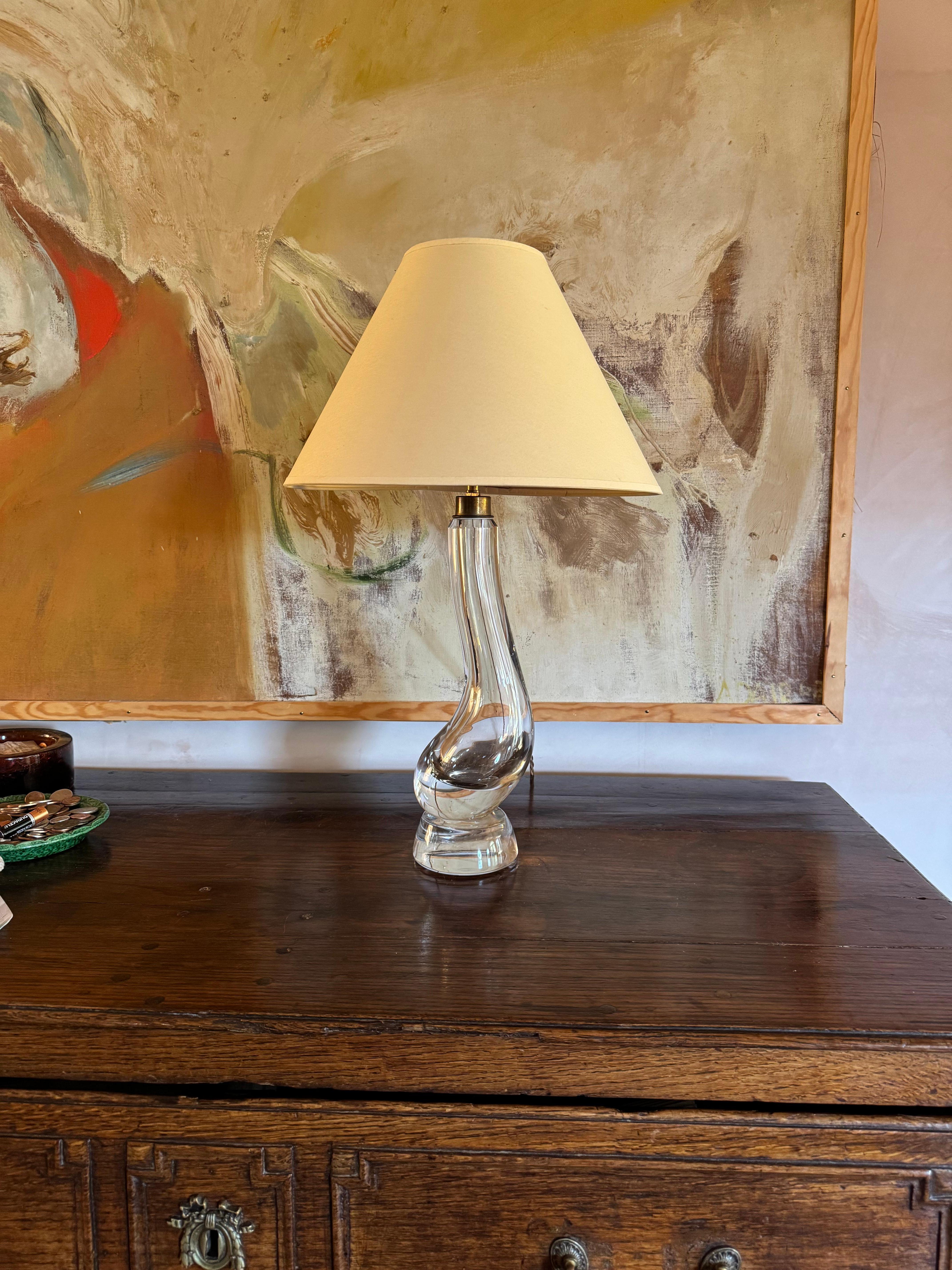 Lámpara alta y elegante de cristal francés c.1960's Moderno de mediados de siglo en venta