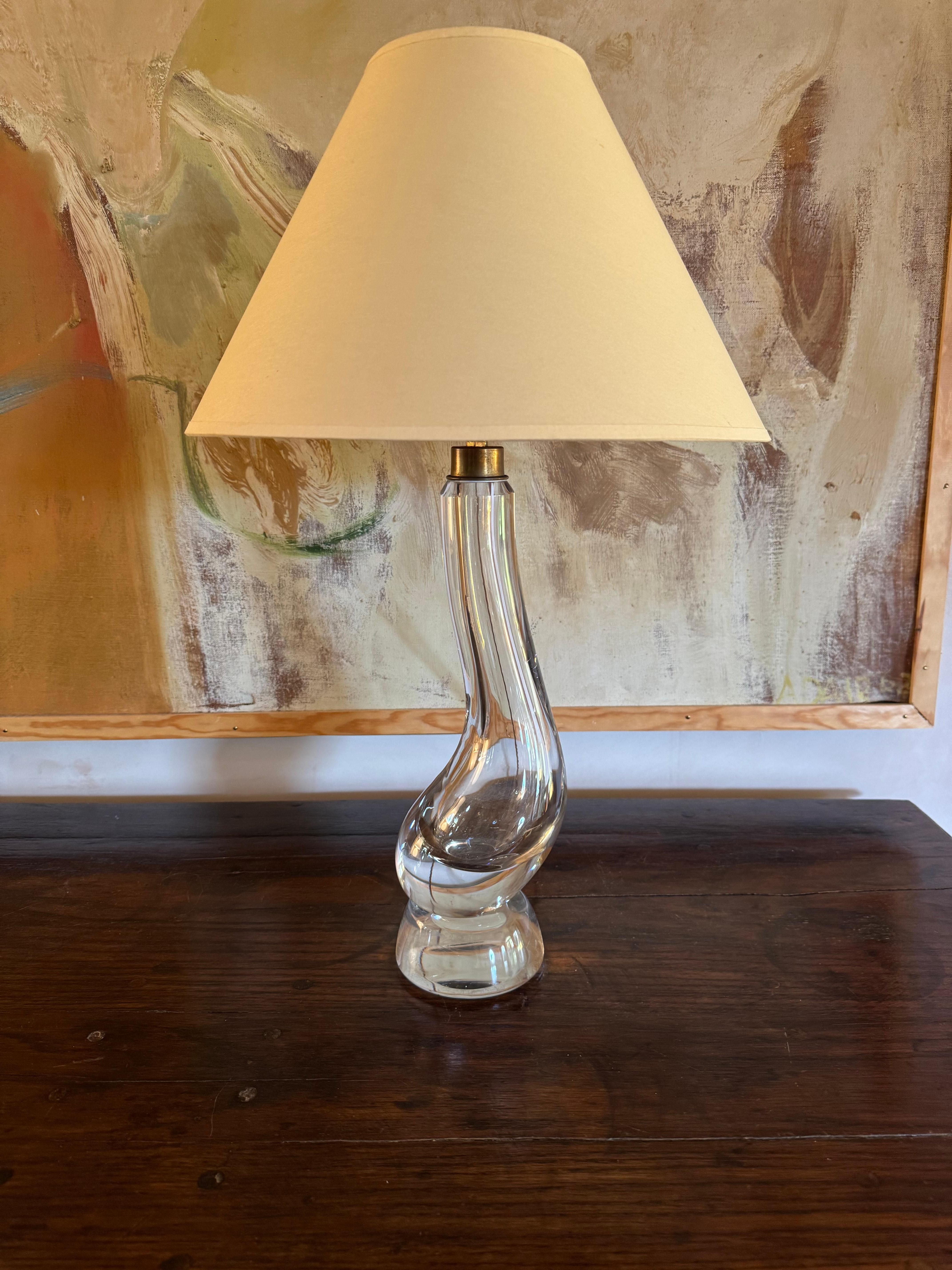 Lámpara alta y elegante de cristal francés c.1960's Francés en venta