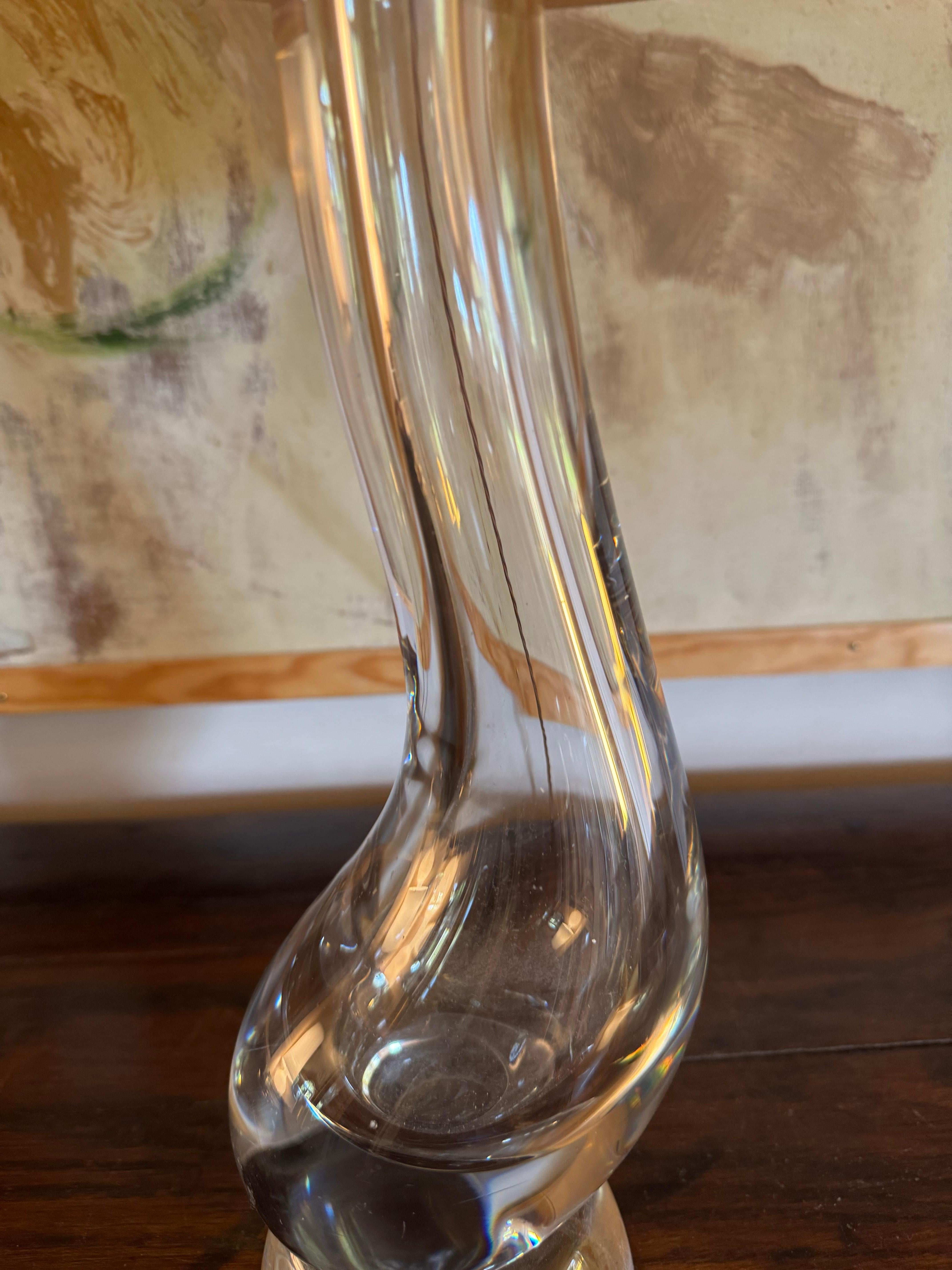 Lámpara alta y elegante de cristal francés c.1960's siglo XX en venta