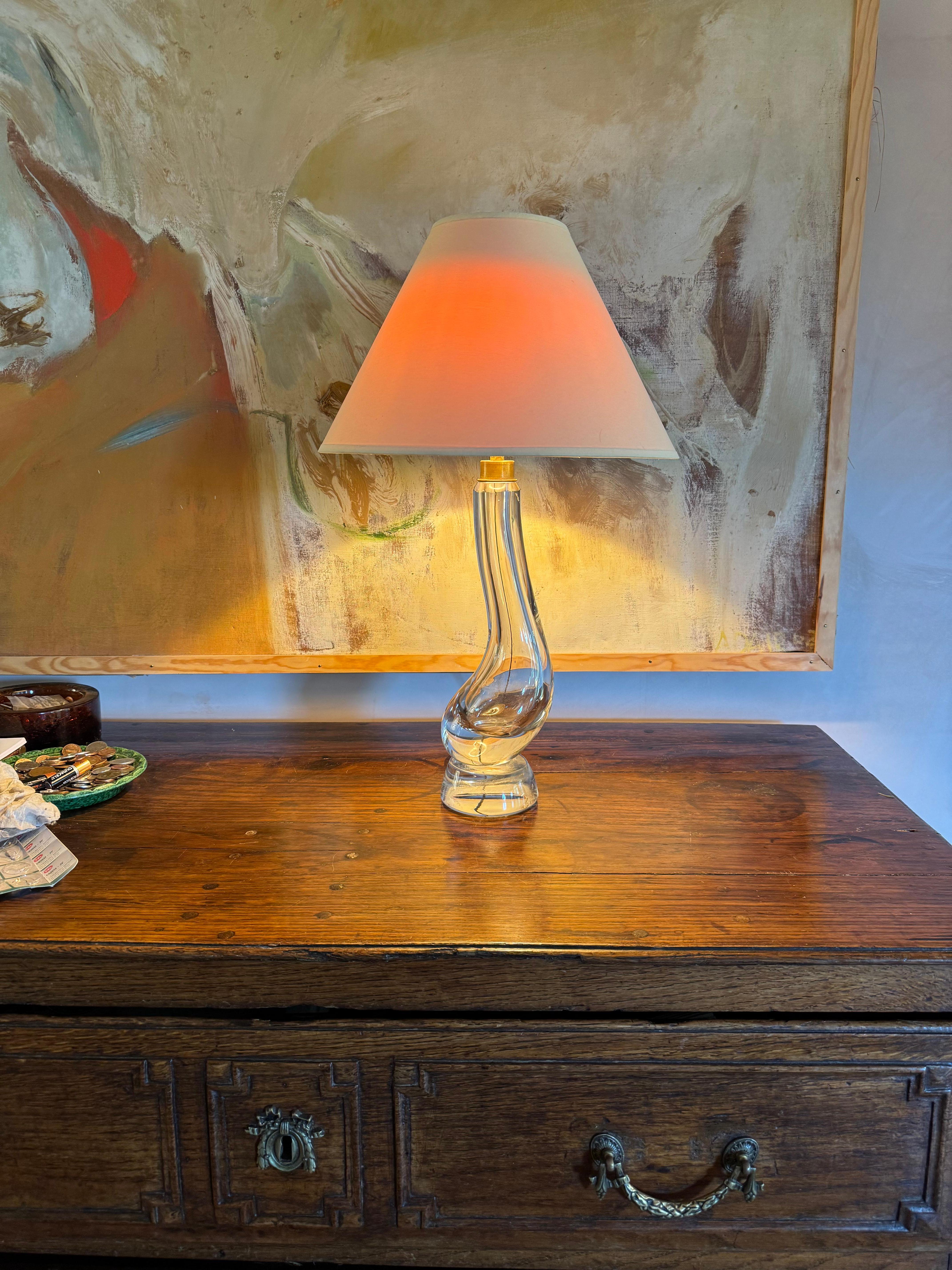 Lámpara alta y elegante de cristal francés c.1960's Vidrio soplado en venta