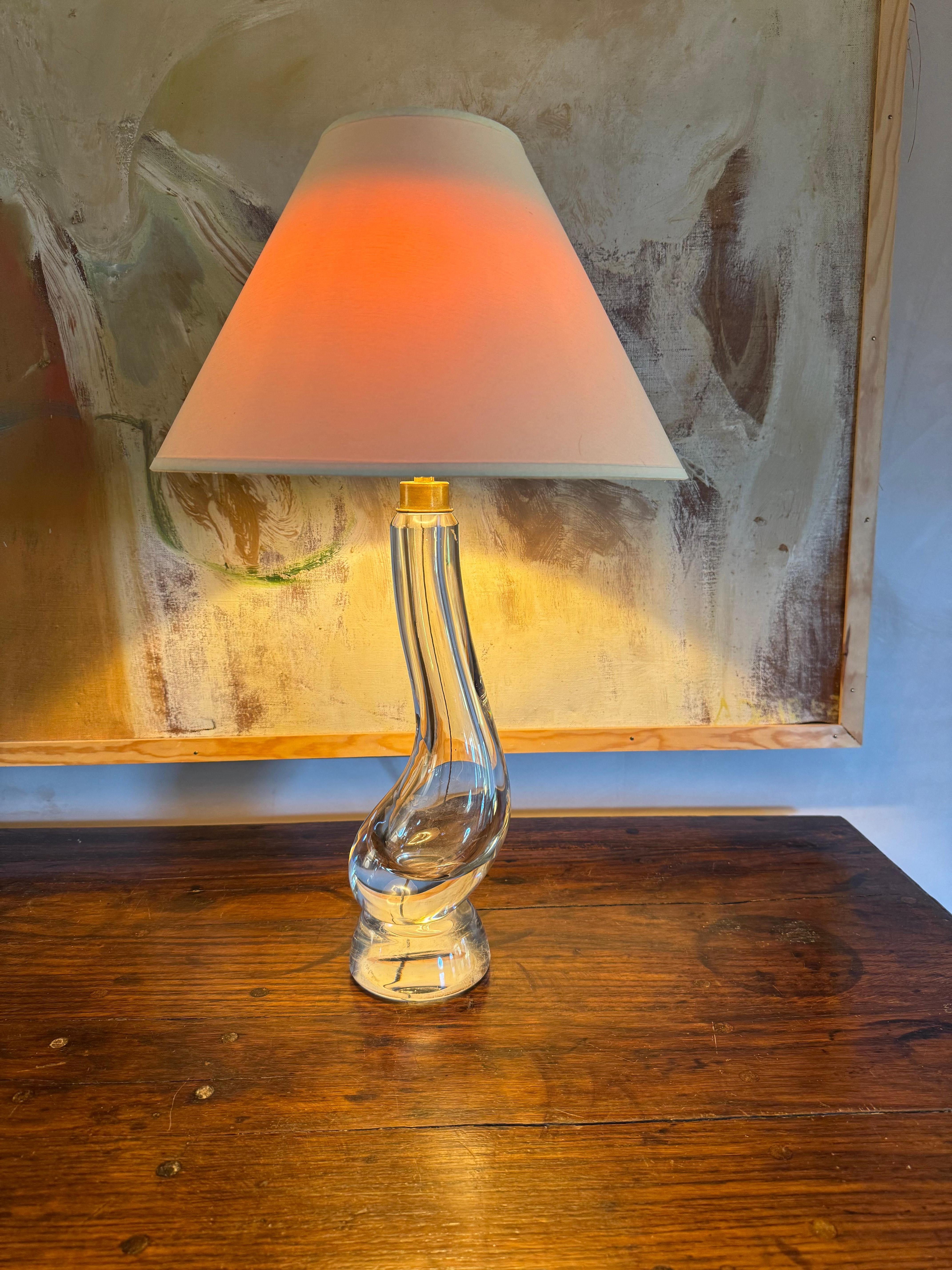 Lámpara alta y elegante de cristal francés c.1960's en venta 1