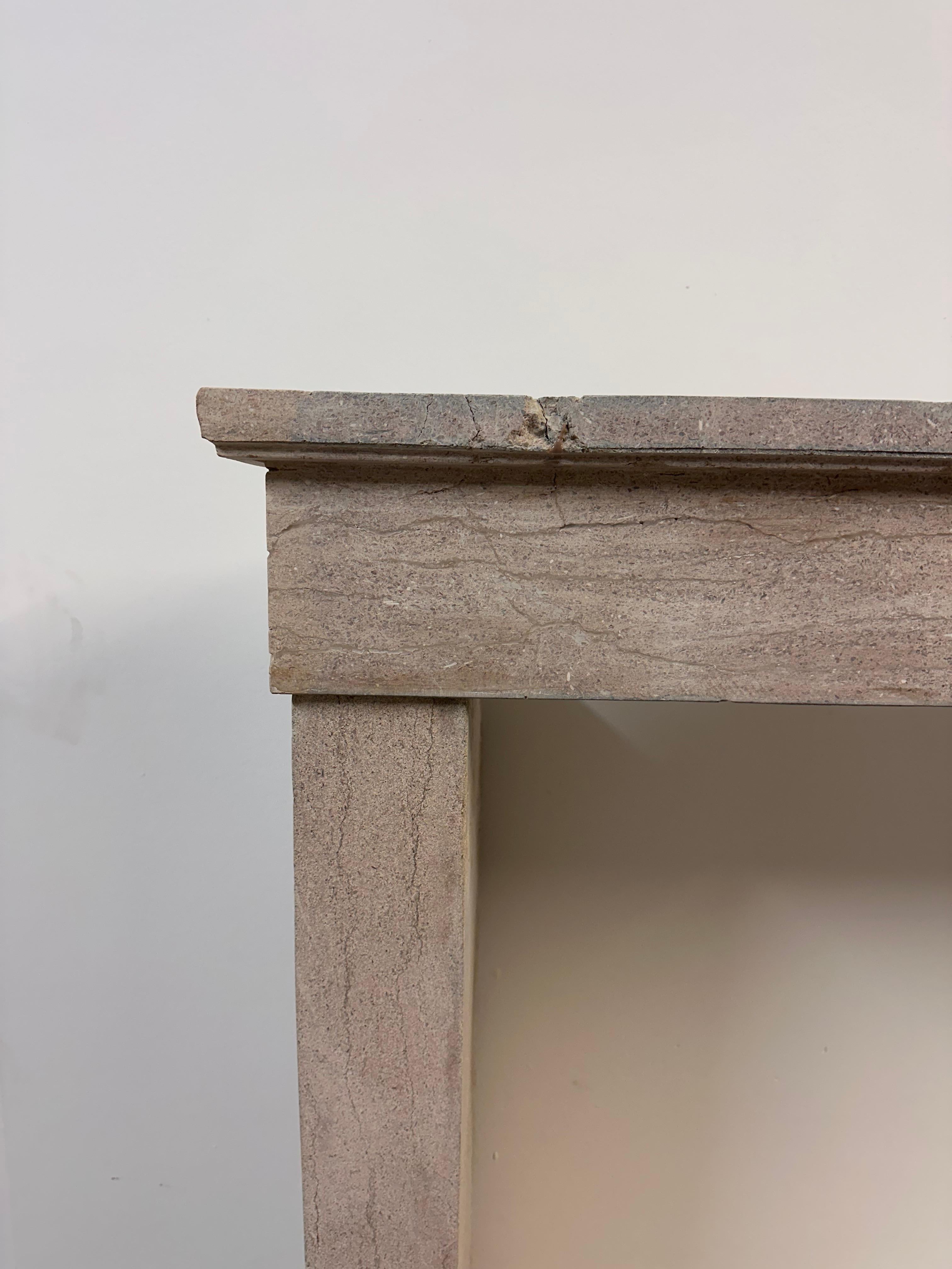 Alta y elegante repisa de chimenea de piedra caliza francesa - Belleza atemporal en venta 4