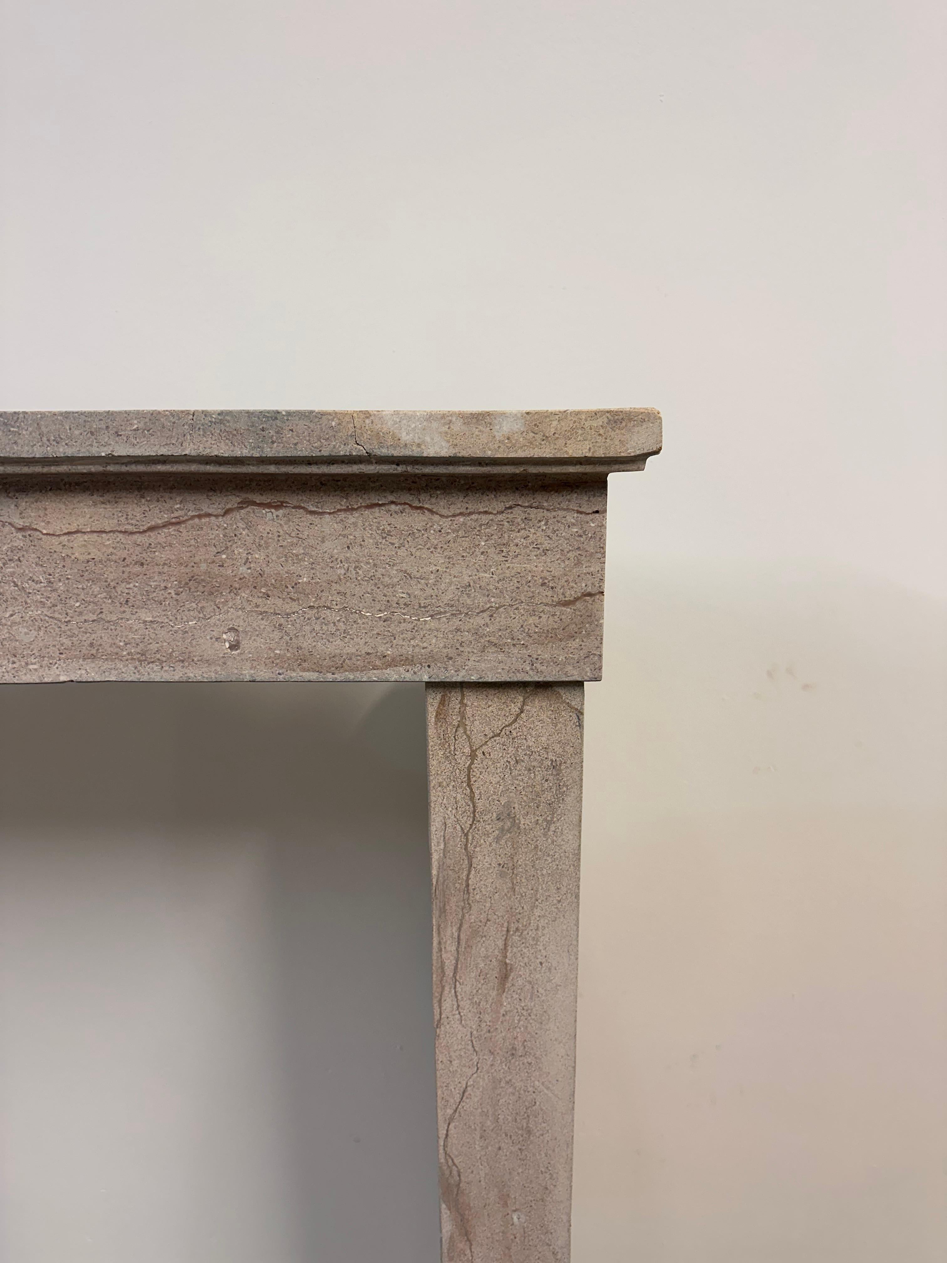 Alta y elegante repisa de chimenea de piedra caliza francesa - Belleza atemporal en venta 5