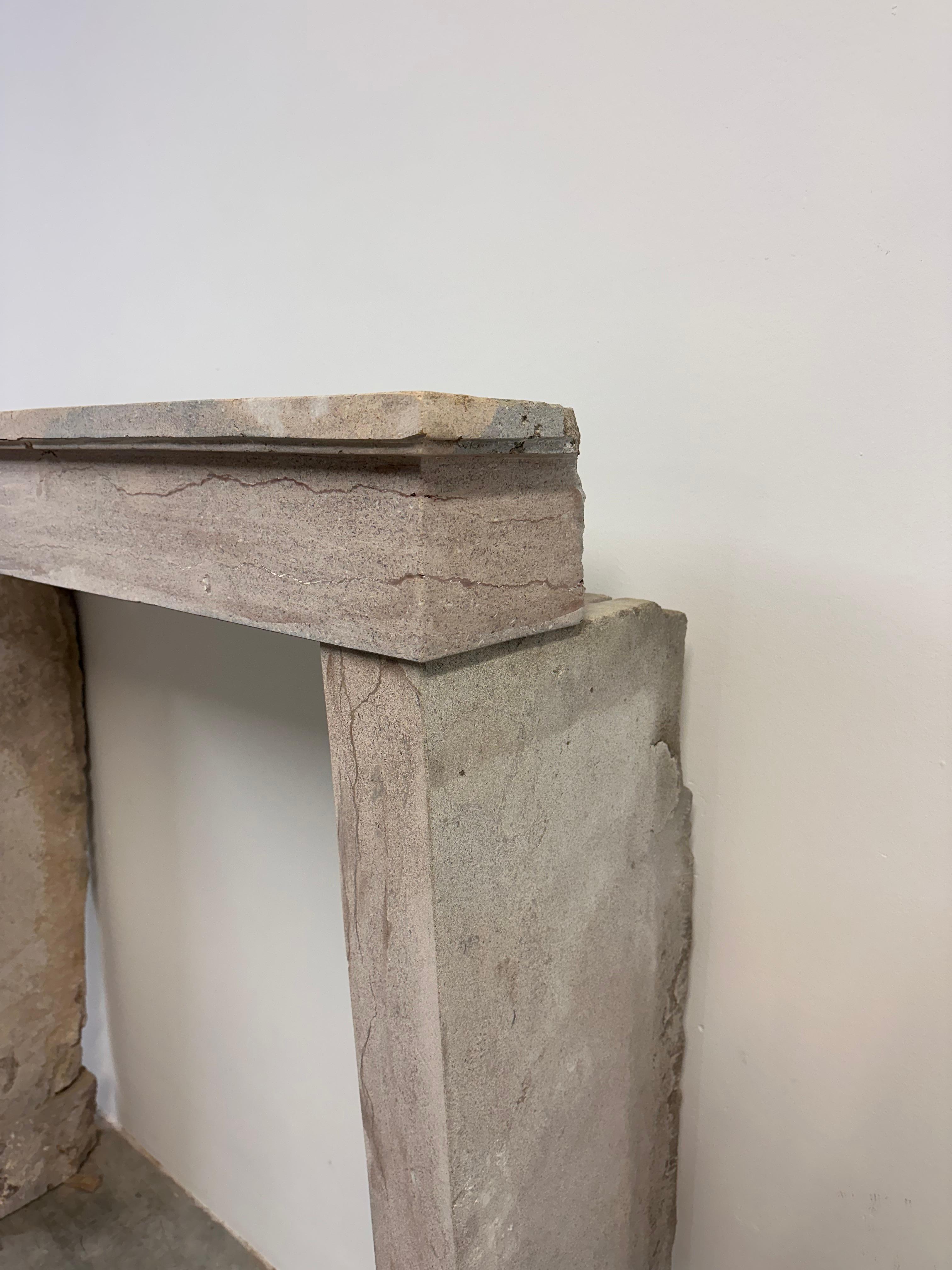 Alta y elegante repisa de chimenea de piedra caliza francesa - Belleza atemporal en venta 6