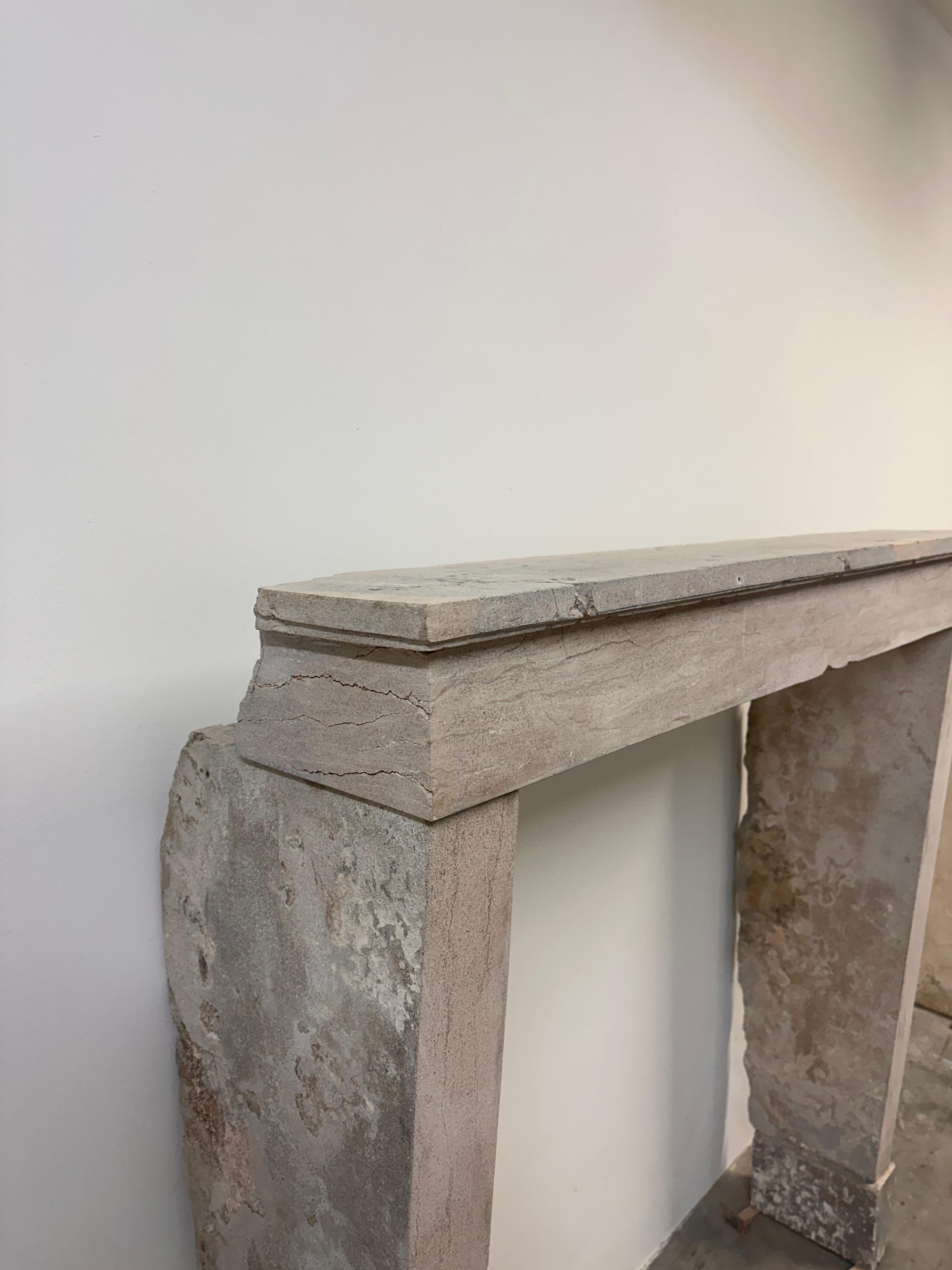 Alta y elegante repisa de chimenea de piedra caliza francesa - Belleza atemporal en venta 7