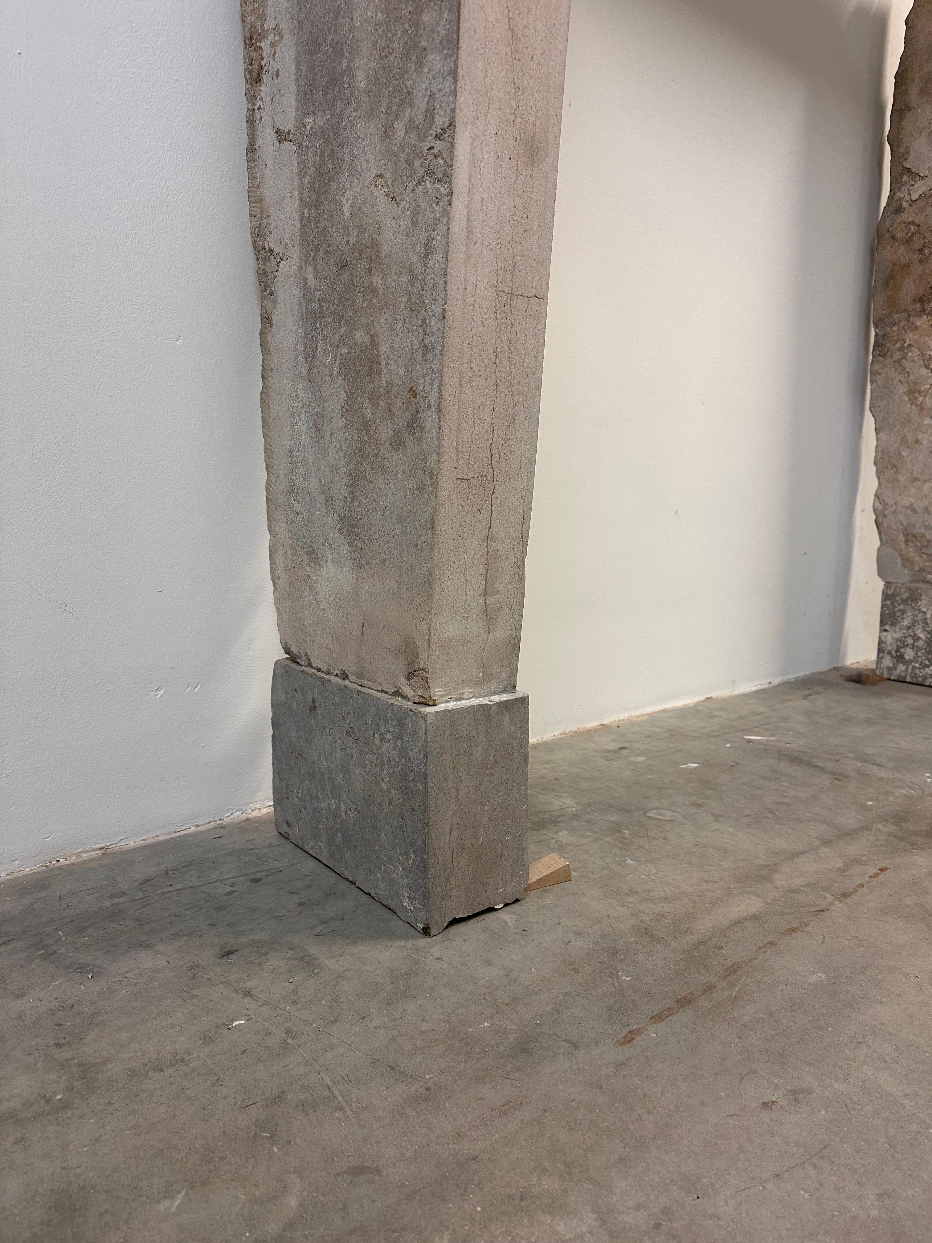 Alta y elegante repisa de chimenea de piedra caliza francesa - Belleza atemporal en venta 8