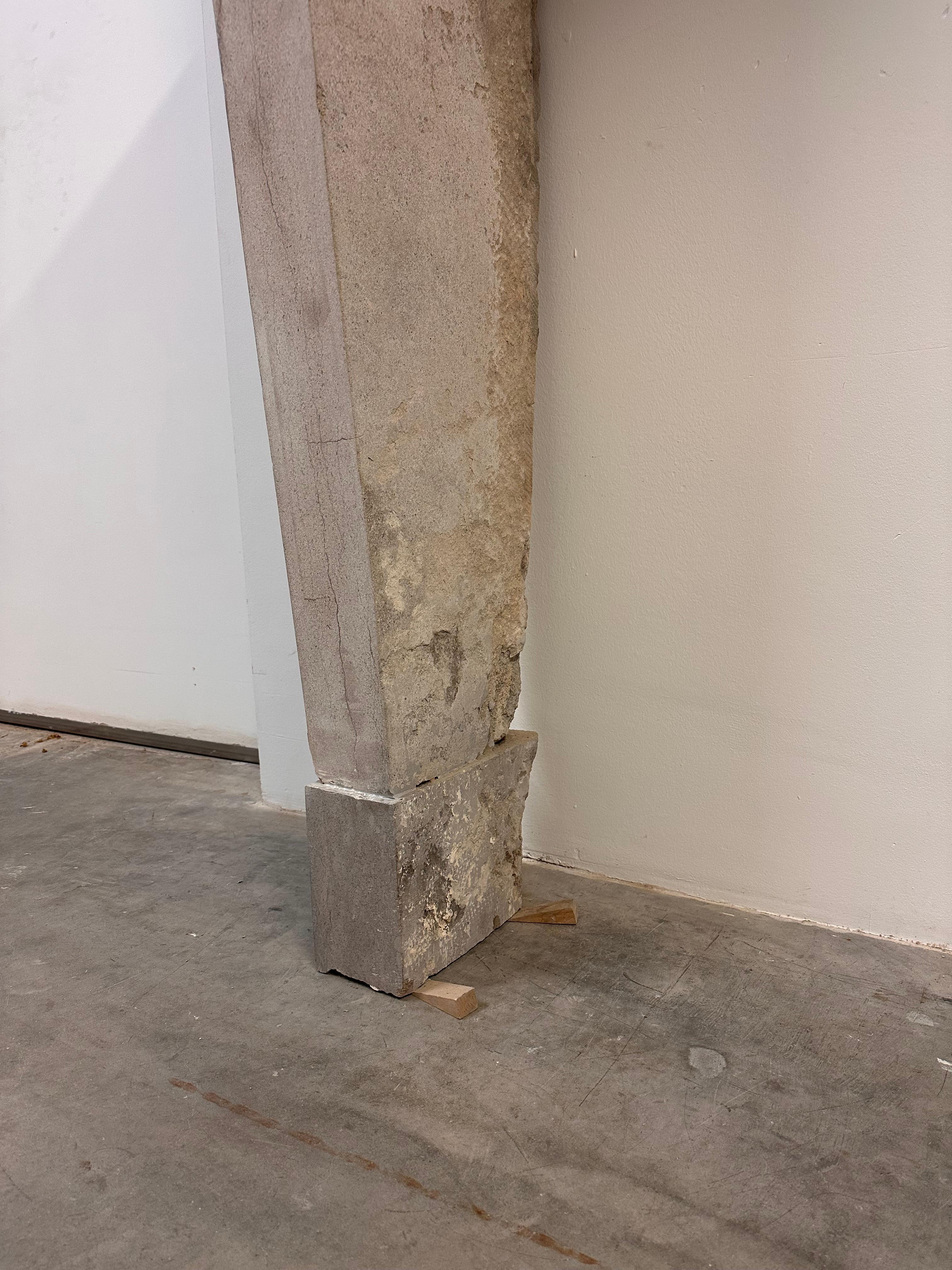 Alta y elegante repisa de chimenea de piedra caliza francesa - Belleza atemporal en venta 9