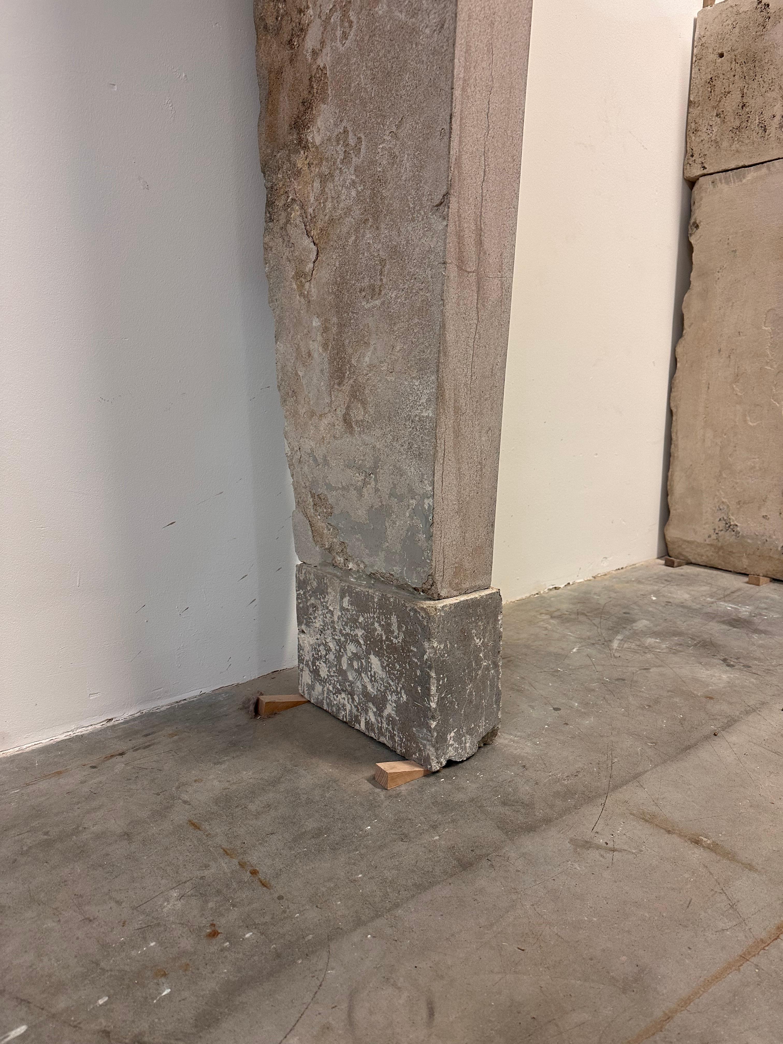 Alta y elegante repisa de chimenea de piedra caliza francesa - Belleza atemporal en venta 10