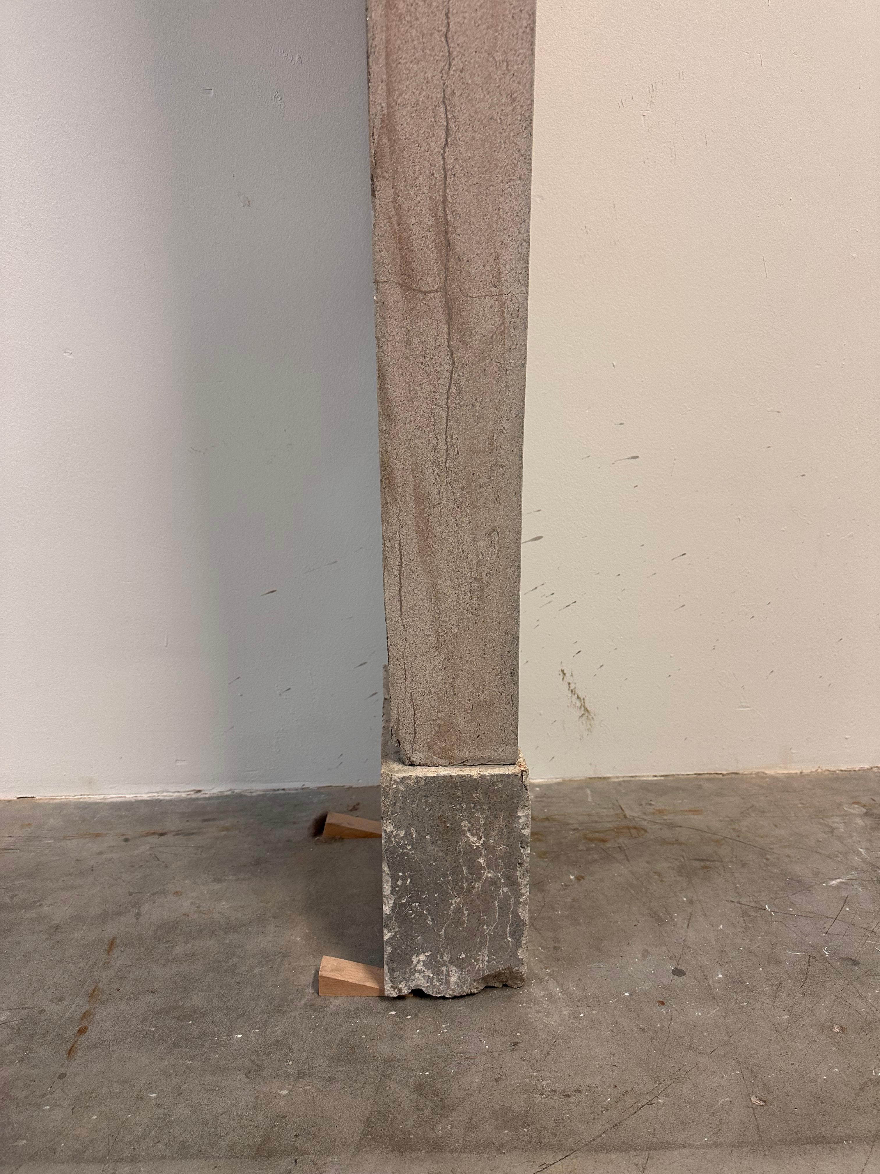 Alta y elegante repisa de chimenea de piedra caliza francesa - Belleza atemporal en venta 11